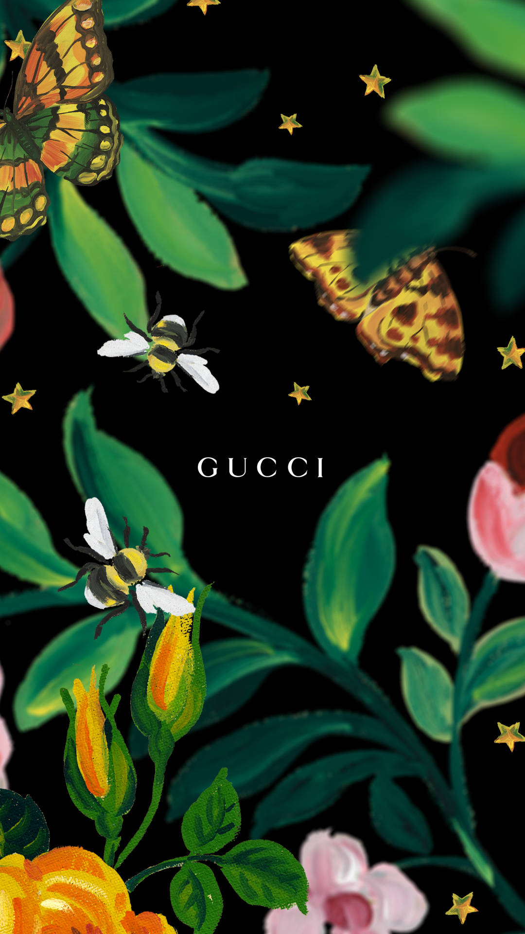 Gucci iPhone 桌布 壁紙 — 鮮豔的蝴蝶、蜜蜂和玫瑰在黑色背景上綻放，點綴金色星星和Gucci標誌。