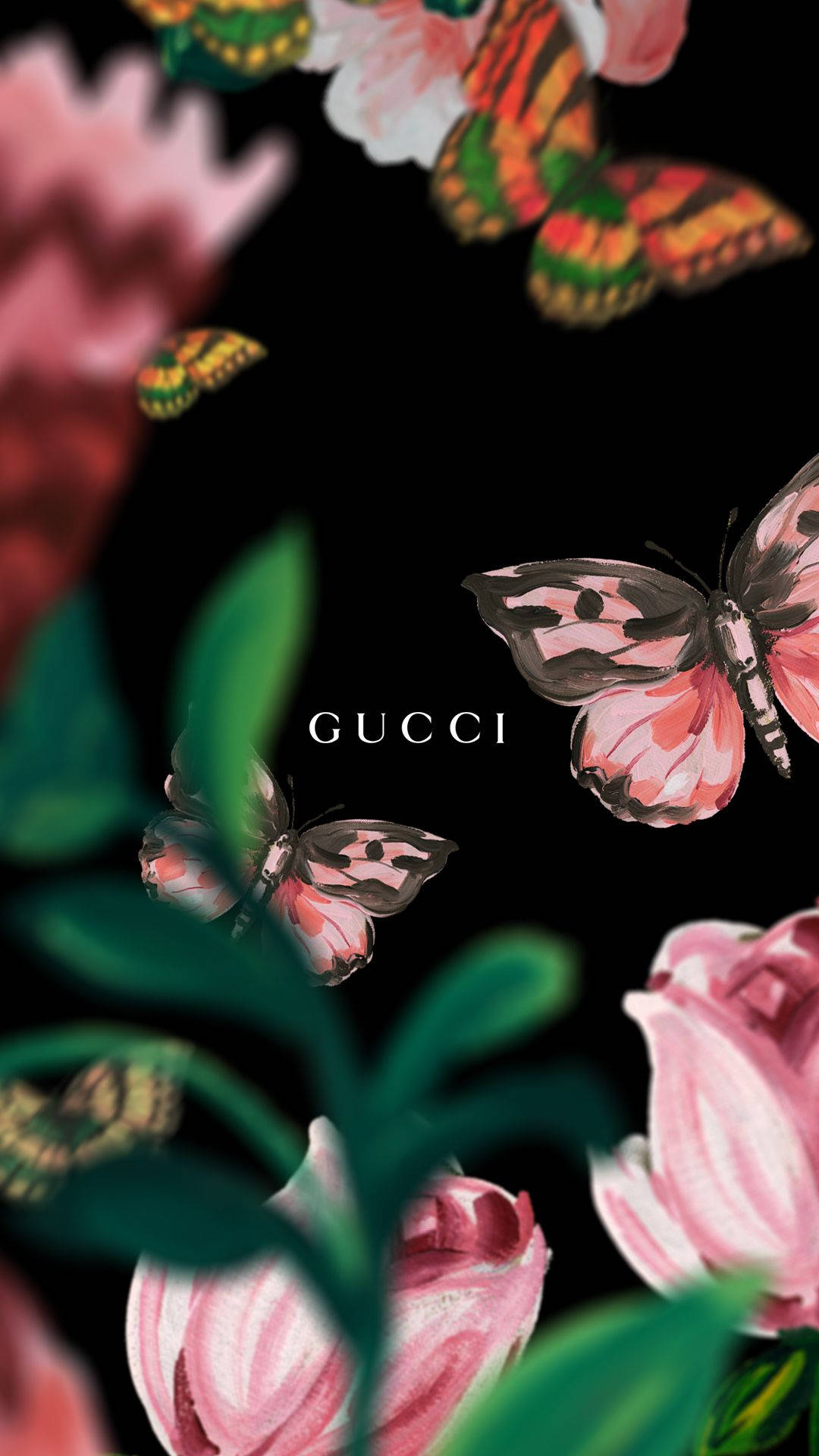 Gucci 桌布 壁紙 — 鮮豔的蝴蝶和粉紅玫瑰在純黑背景上漂浮，中央有Gucci標誌。