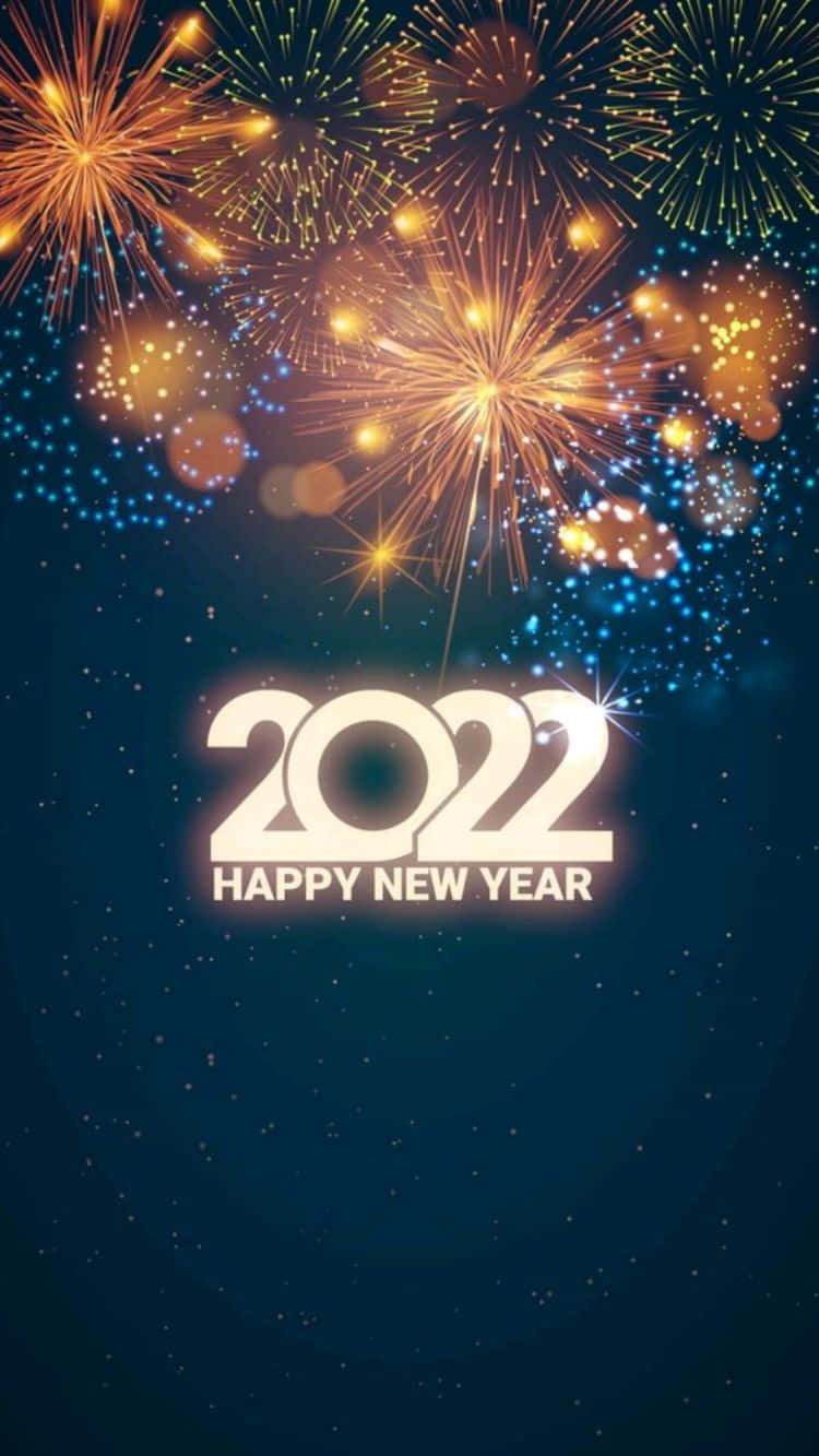 新年快樂 桌布 壁紙 — 鮮豔的金色和藍色煙火在閃爍的「2022 HAPPY NEW YEAR」文字上方爆炸，背景是星空夜空。