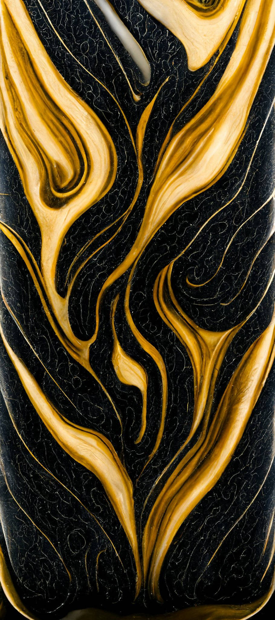 Gold Texture 桌布 壁紙 — 鮮豔的金色液體在帶有紋理的黑色背景上優雅地旋轉，形成迷人的抽象構圖。