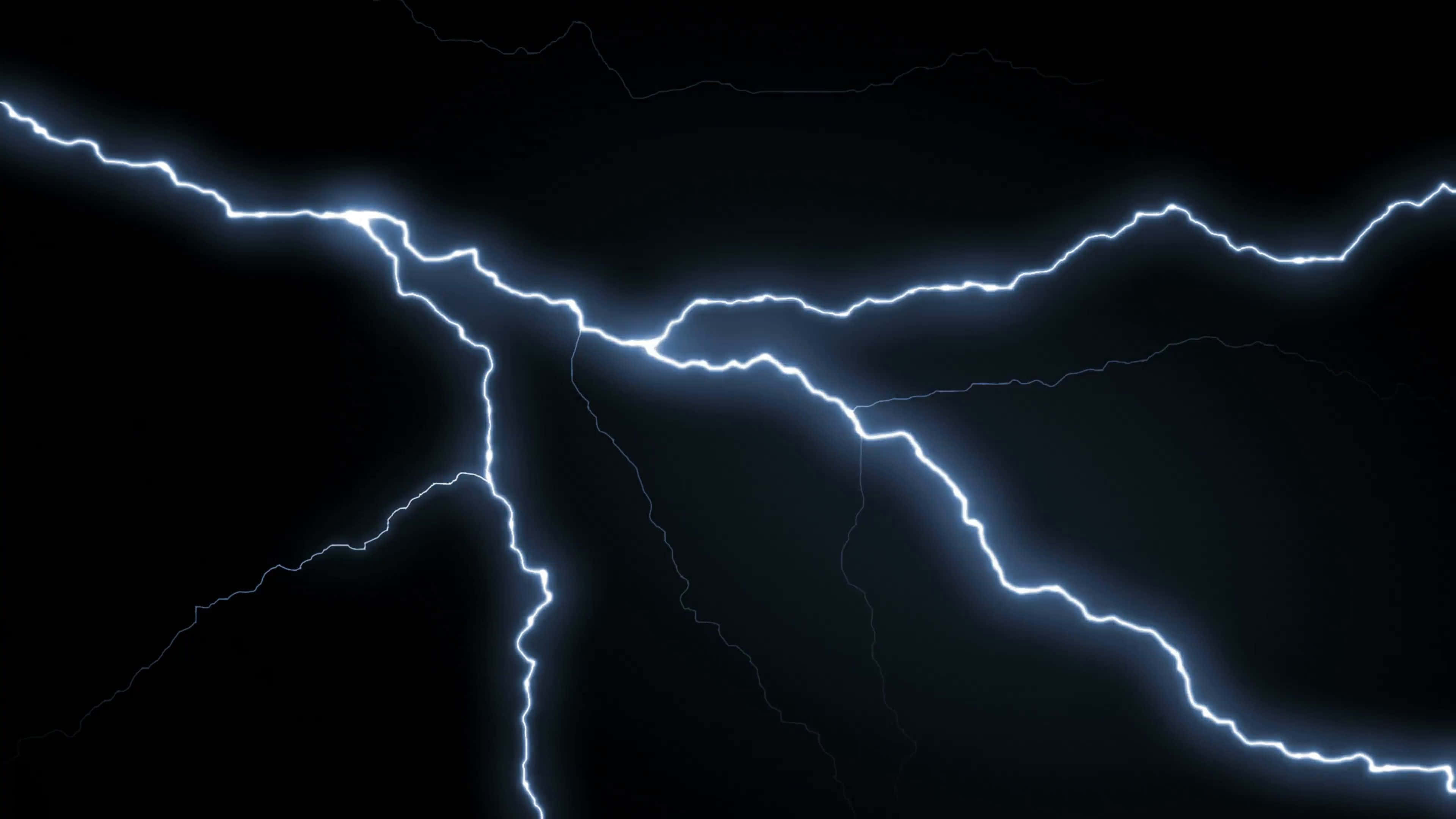 Lightning Bolt 桌布 壁紙 — 鮮豔的電藍色閃電在深黑色的天空中劈啪作響，呈現出戲劇性的自然景象。