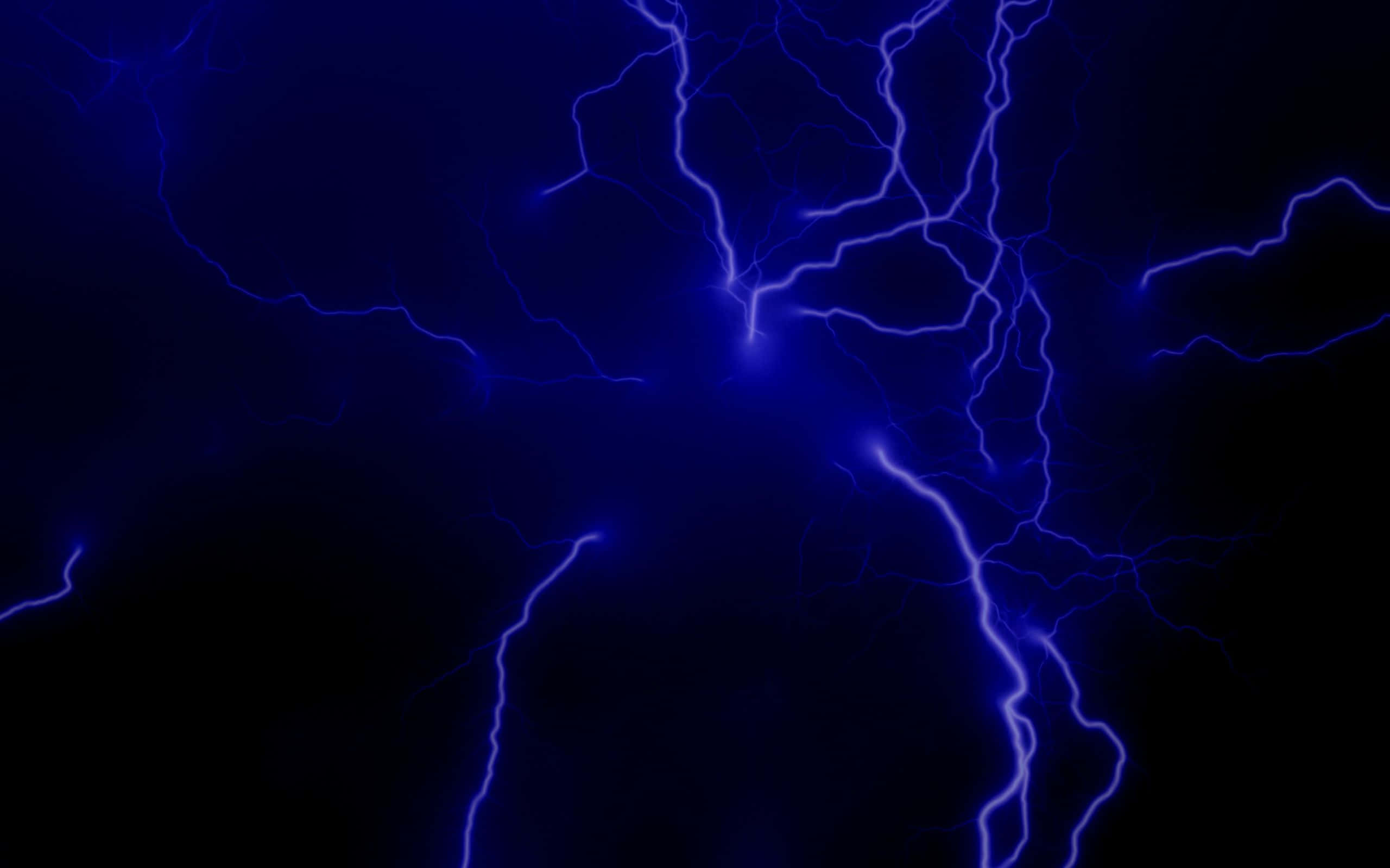 thunder 桌布 壁紙 — 鮮豔的電藍色閃電在漆黑的天空中劈啪作響，形成戲劇性的自然展示。