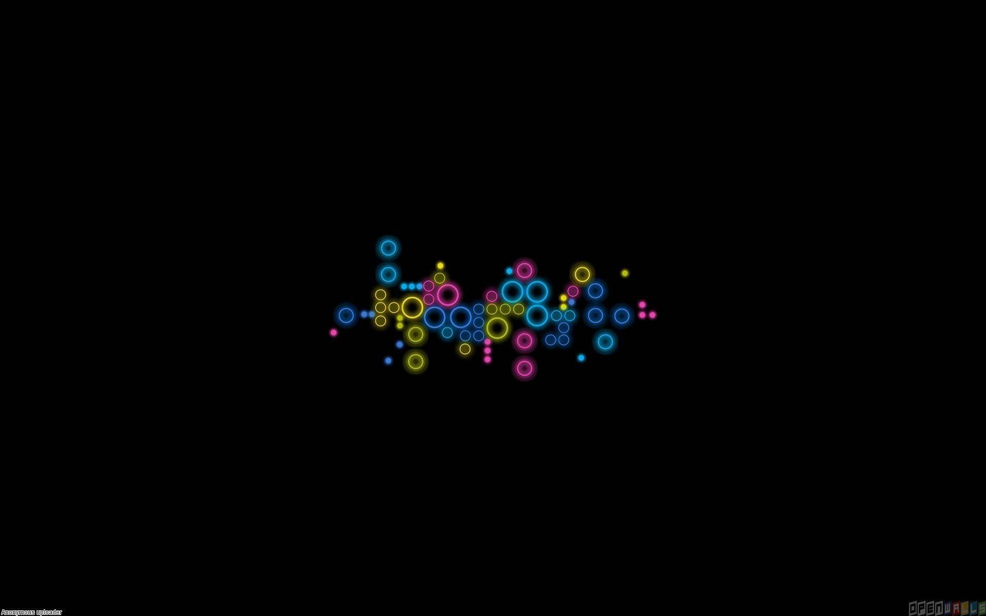 Circle 桌布 壁紙 — 鮮豔的霓虹圓圈在漆黑的背景上以分散的抽象圖案發光。