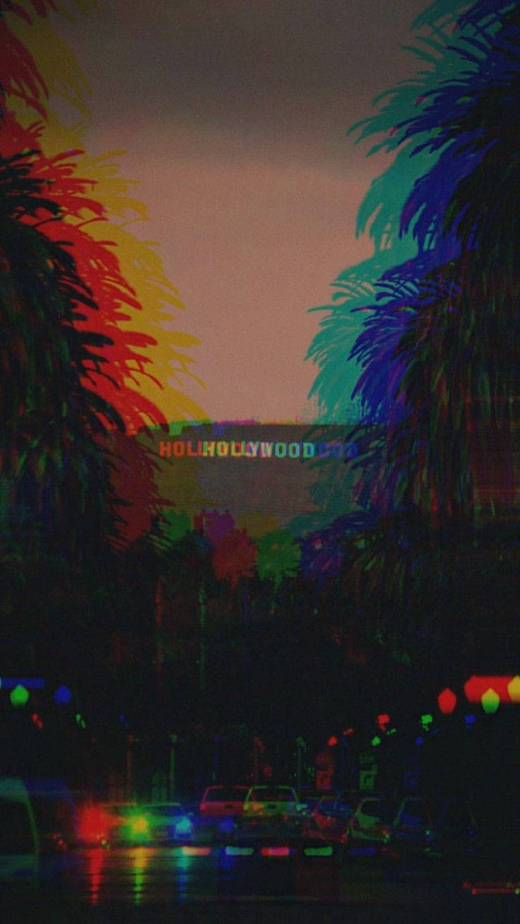 Trippy Aesthetic 桌布 壁紙 — 鮮豔的霓虹棕櫚樹環繞著一個故障的好萊塢標誌，在暮色天空下，下方有發光的車燈。