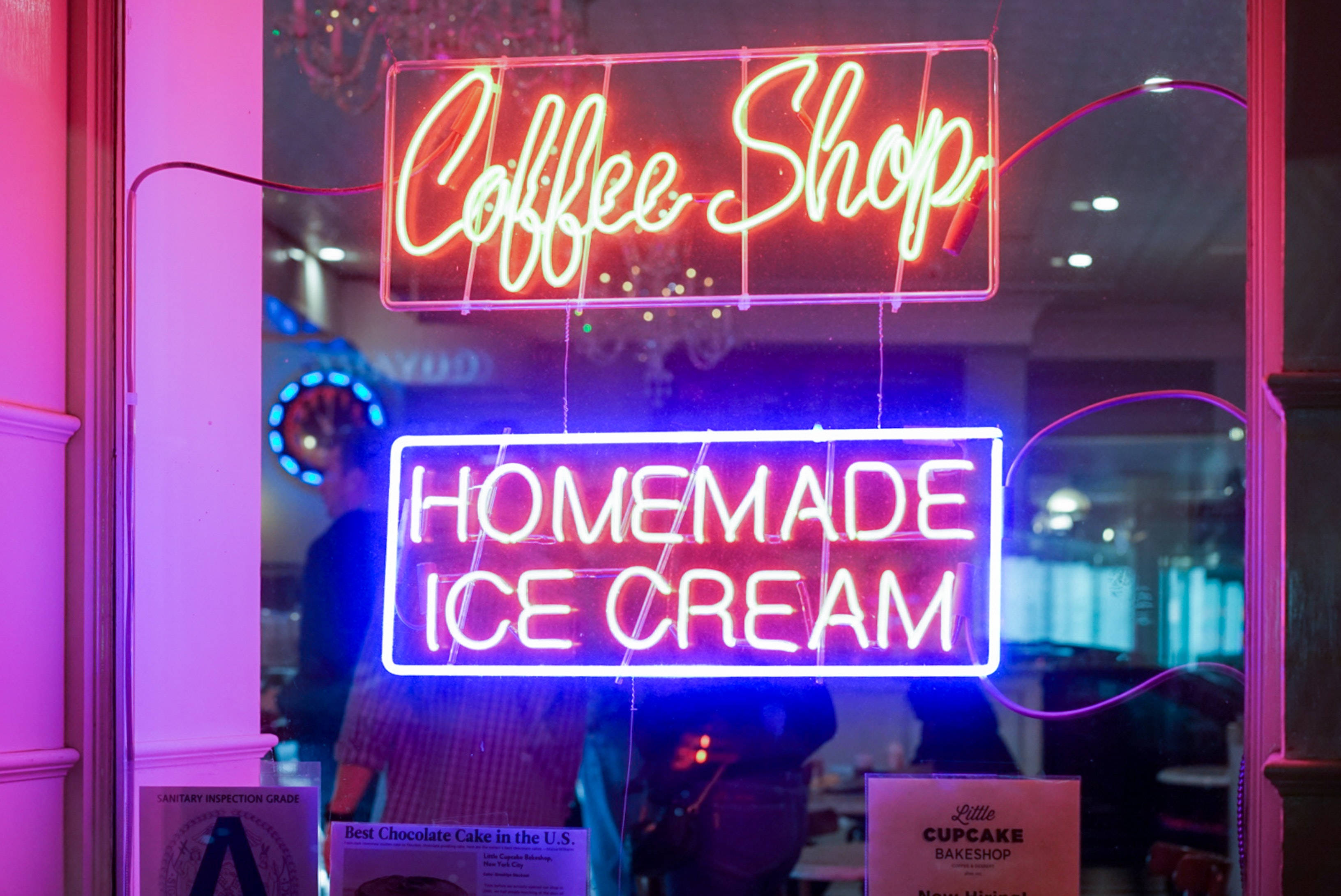neon sign 桌布 壁紙 — 鮮豔的霓虹燈在咖啡店櫥窗中發出粉紅色和藍色的光芒，宣傳自製冰淇淋。