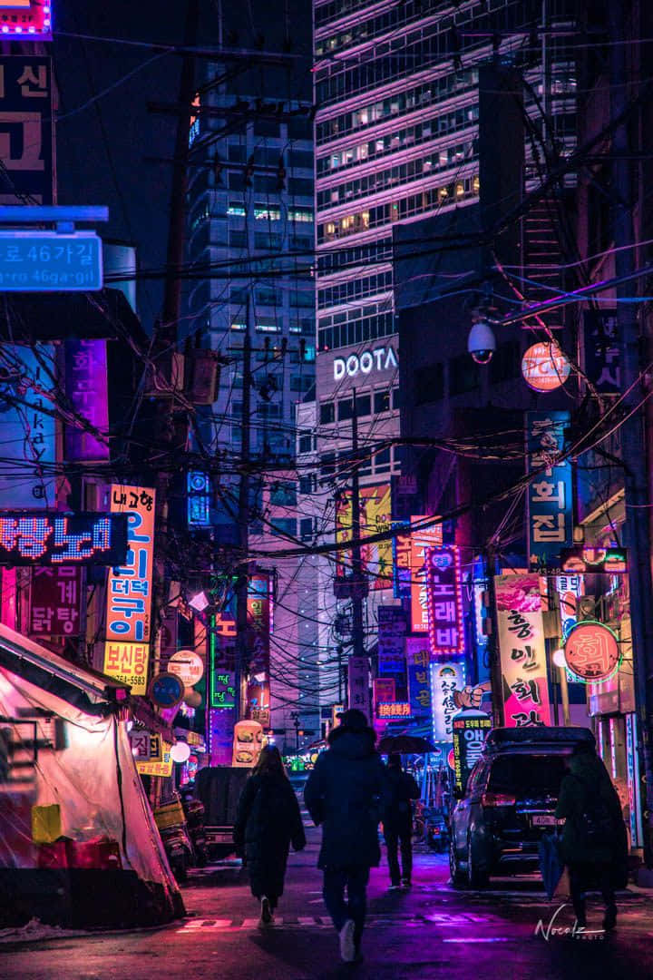 暗黑風格 桌布 壁紙 — 鮮豔的霓虹燈照亮了夜晚繁忙的韓國城市街道，行人走在纏繞的電線下。