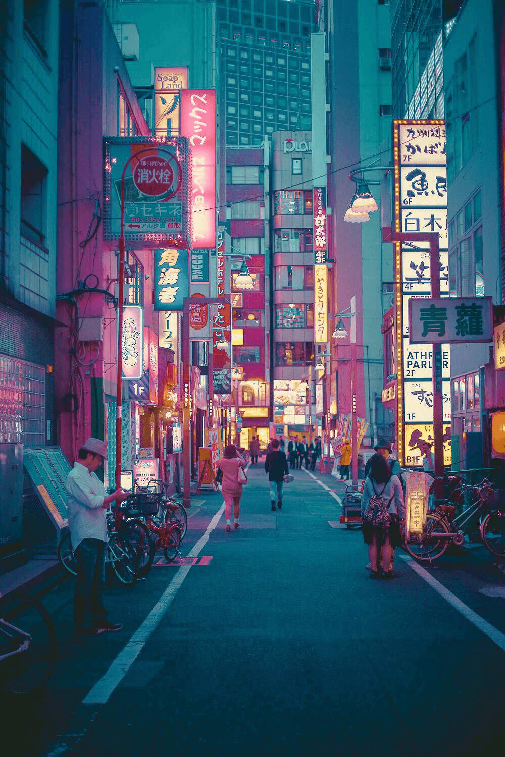 城市 桌布 壁紙 — 鮮豔的霓虹燈照亮了東京一條狹窄的小巷，夜晚行人走過發光的店鋪。