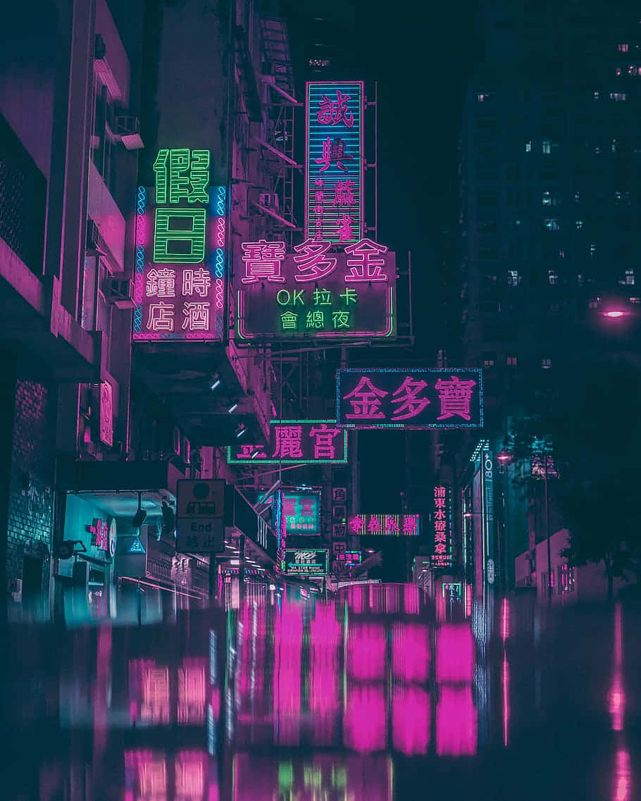 霓虹城市動態圖 桌布 壁紙 — 鮮豔的霓虹燈牌在夜晚發出粉紅色和綠色的光芒，映照在雨濕的城市街道和水窪中。