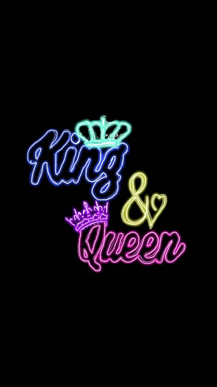 King And Queen 桌布 壁紙 — 鮮豔的霓虹燈牌在黑色背景上拼出「King & Queen」，並帶有皇冠和心形符號。