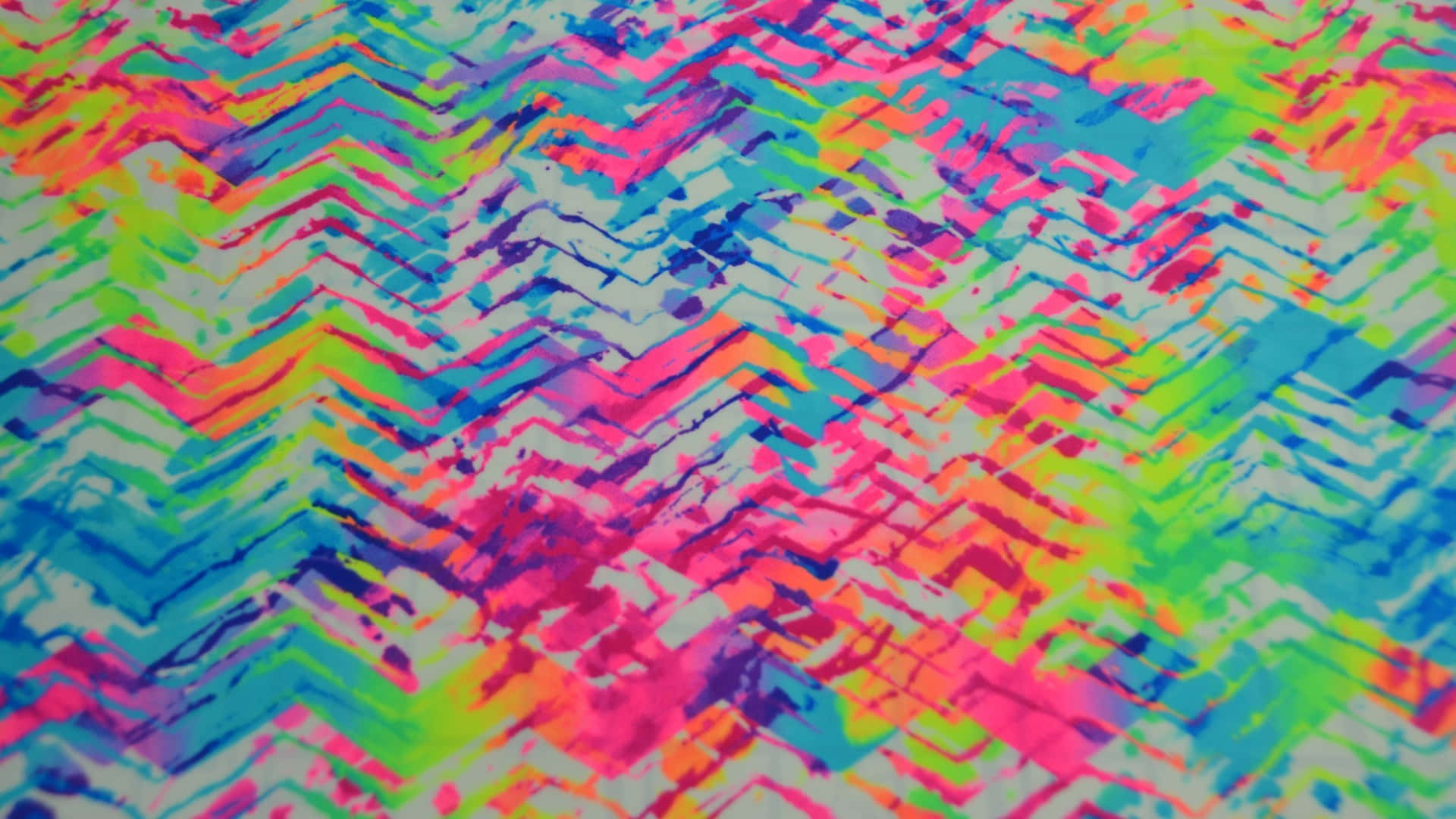 扎染 桌布 壁紙 — 鮮豔的霓虹燈鋸齒形圖案，在淺色背景上帶有飛濺的油漆效果。