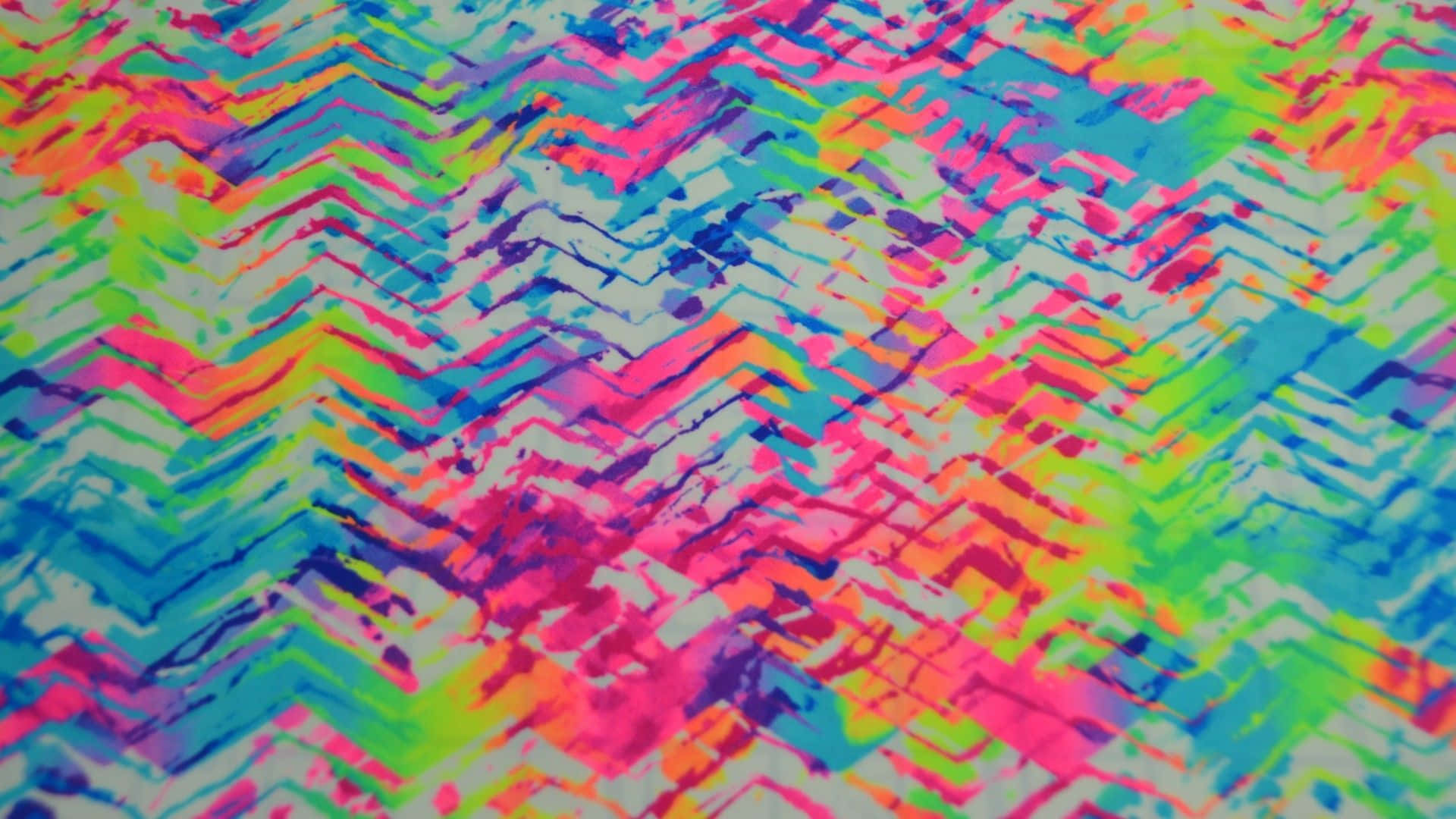扎染 桌布 壁紙 — 鮮豔的霓虹燈鋸齒形圖案，在淺色背景上帶有飛濺的油漆效果。