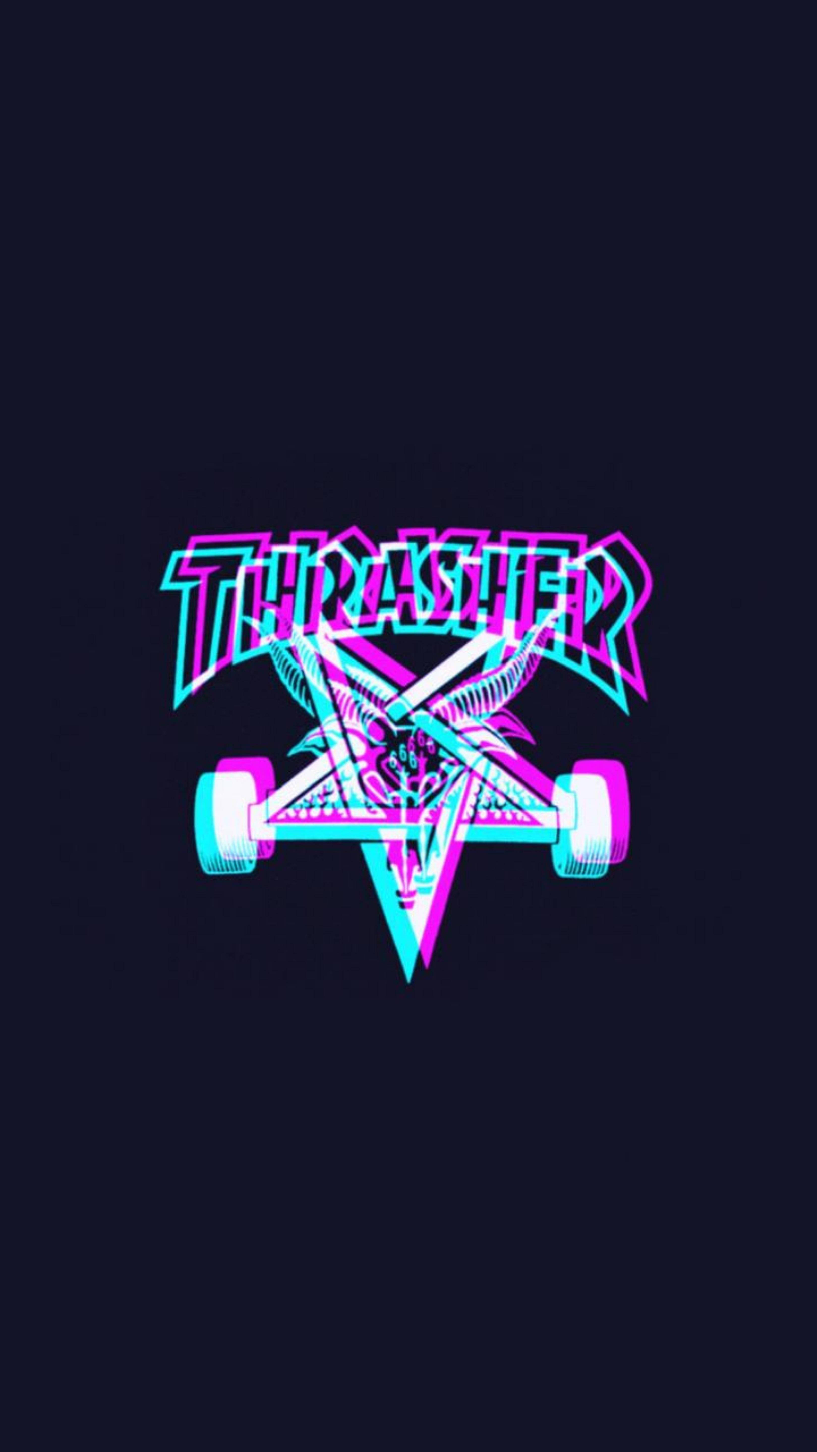 Thrasher 桌布 壁紙 — 鮮豔的霓虹粉紅和青色Thrasher標誌，帶有骷髏滑板圖案，背景為深色。