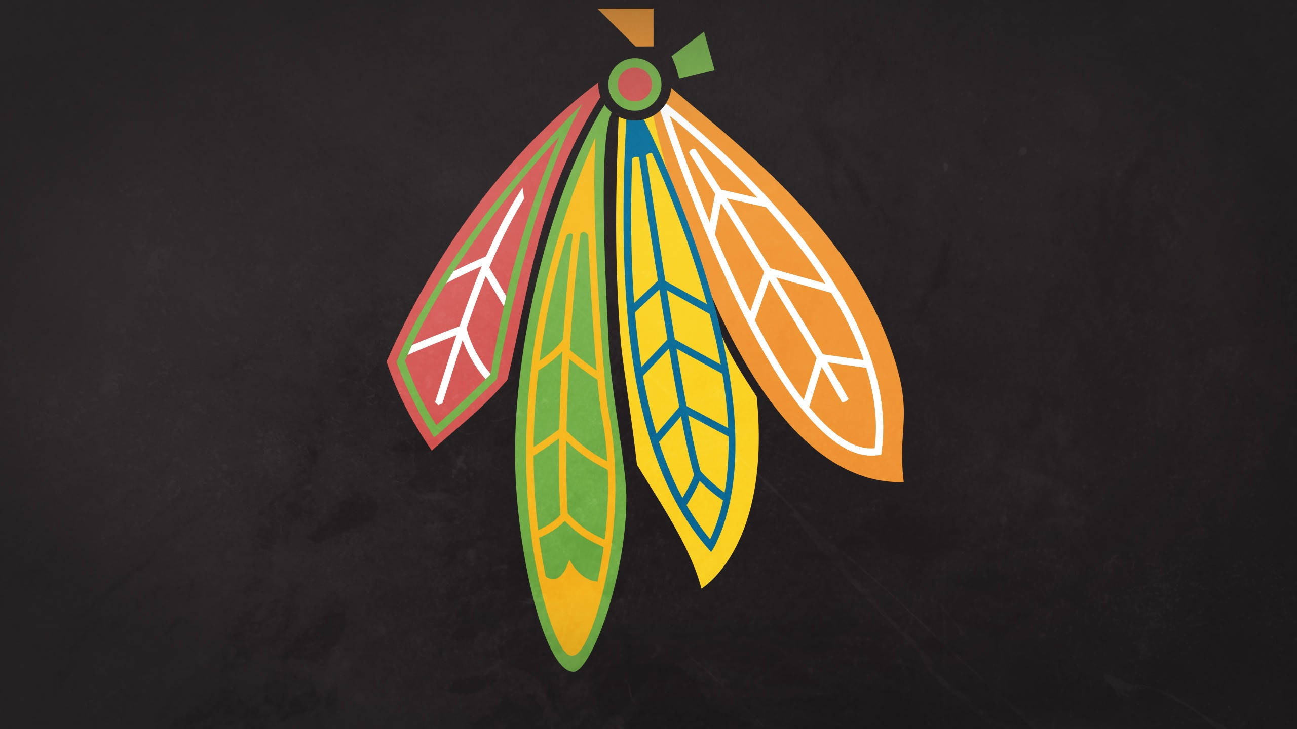 Blackhawks 桌布 壁紙 — 鮮豔的風格化羽毛，紅色、綠色、黃色和橙色，掛在深色紋理背景上。