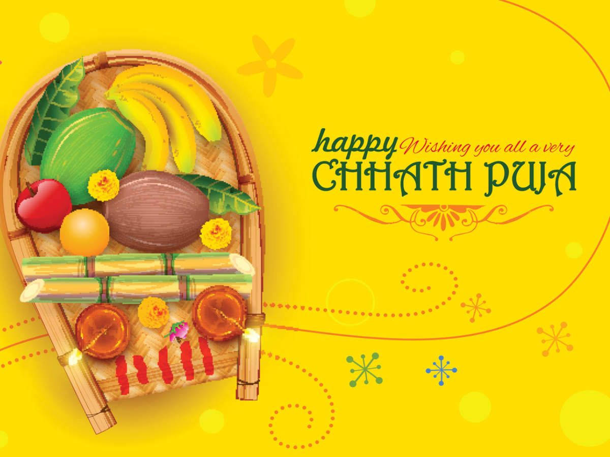 Indian 桌布 壁紙 — 鮮豔的黃色背景上，有一個傳統的 Chhath Puja 托盤，上面有水果、鮮花和糖果，並裝飾著節日漩渦和文字。