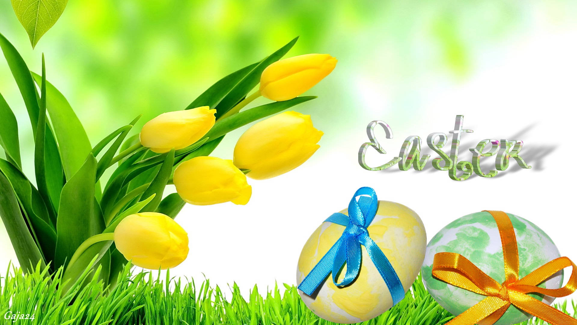 Cute Easter 桌布 壁紙 — 鮮豔的黃色鬱金香在明亮的陽光下，在茂密的綠草中盛開，旁邊是裝飾過的復活節彩蛋。