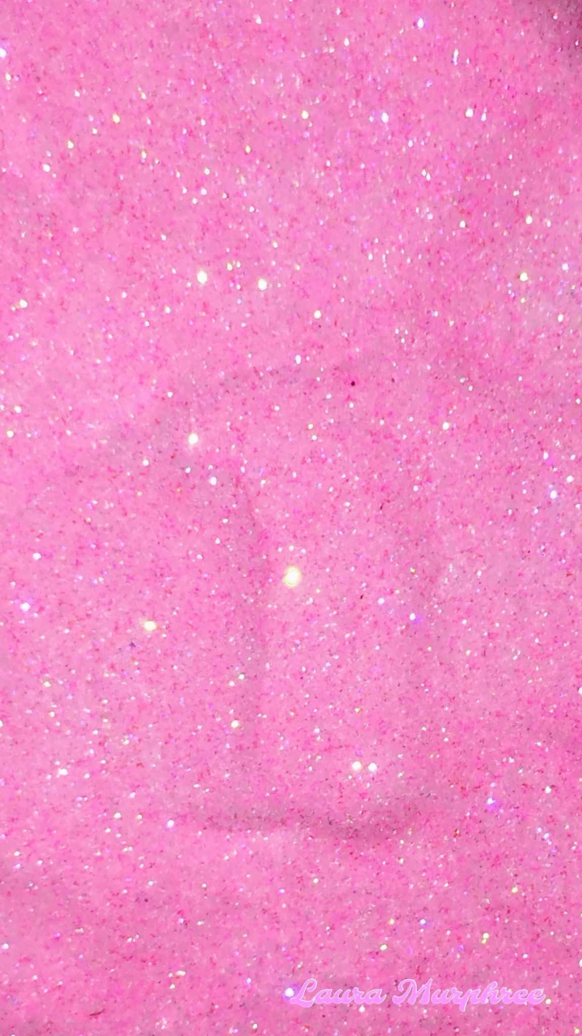 Light Pink Glitter 桌布 壁紙 — 鮮豔粉紅色亮粉的特寫，帶有閃爍的白色和銀色斑點，散佈在紋理表面上。