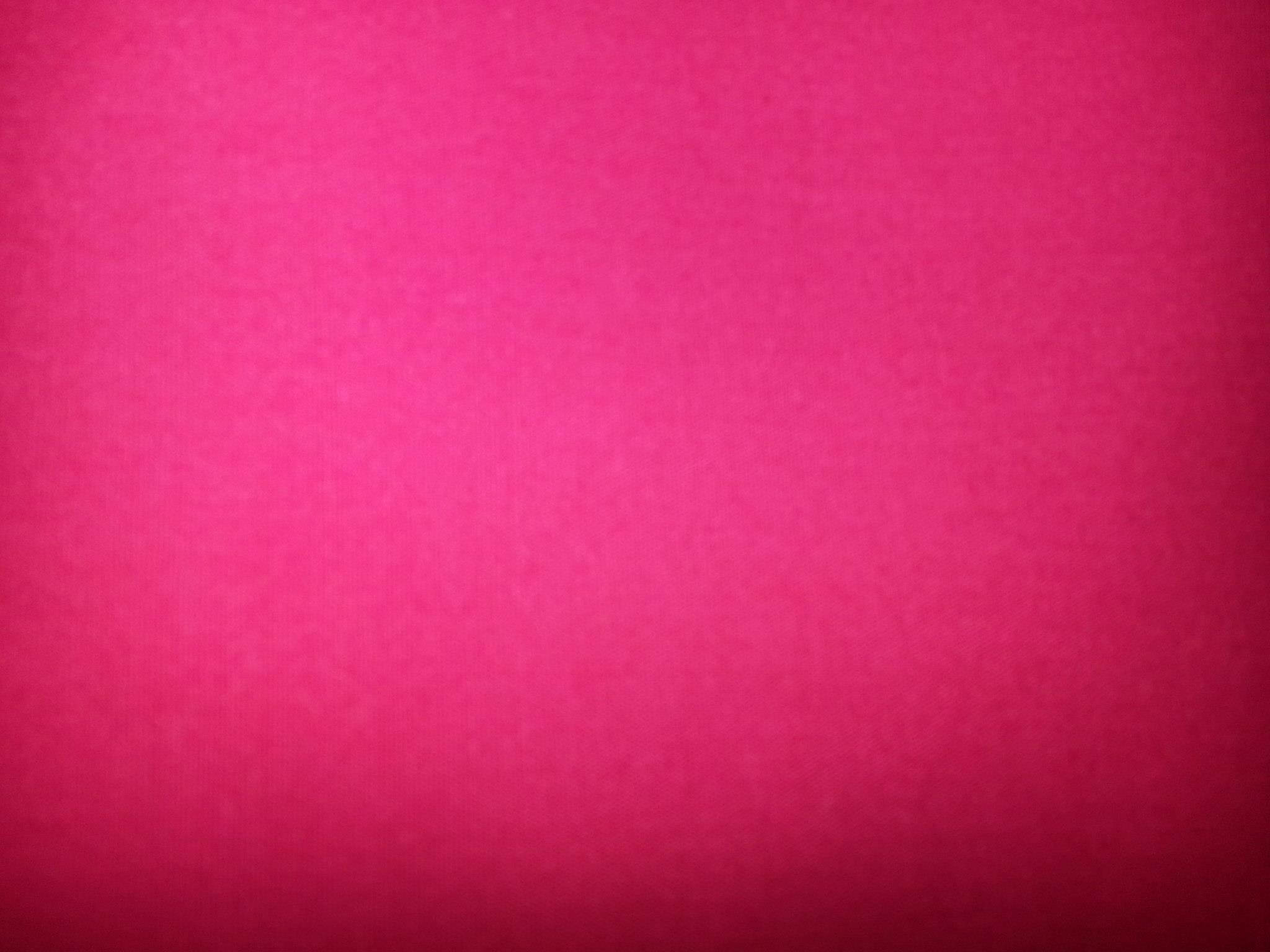 Hot Pink Aesthetic 桌布 壁紙 — 鮮豔粉紅色的平滑漸變，帶有細微紋理和柔和光線。