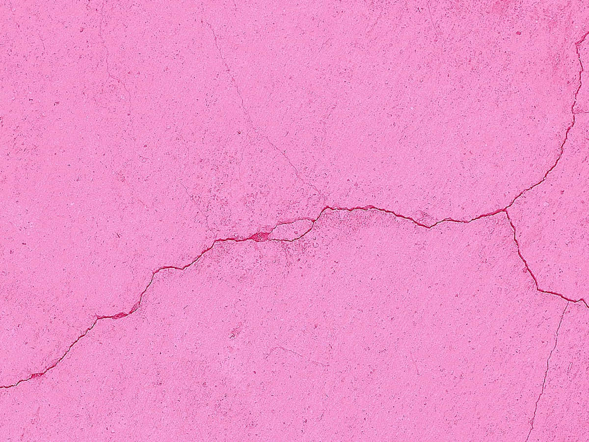 Pink Wall 桌布 壁紙 — 鮮豔粉紅色紋理表面的特寫，有一條顯眼的深紅色裂縫對角貫穿。