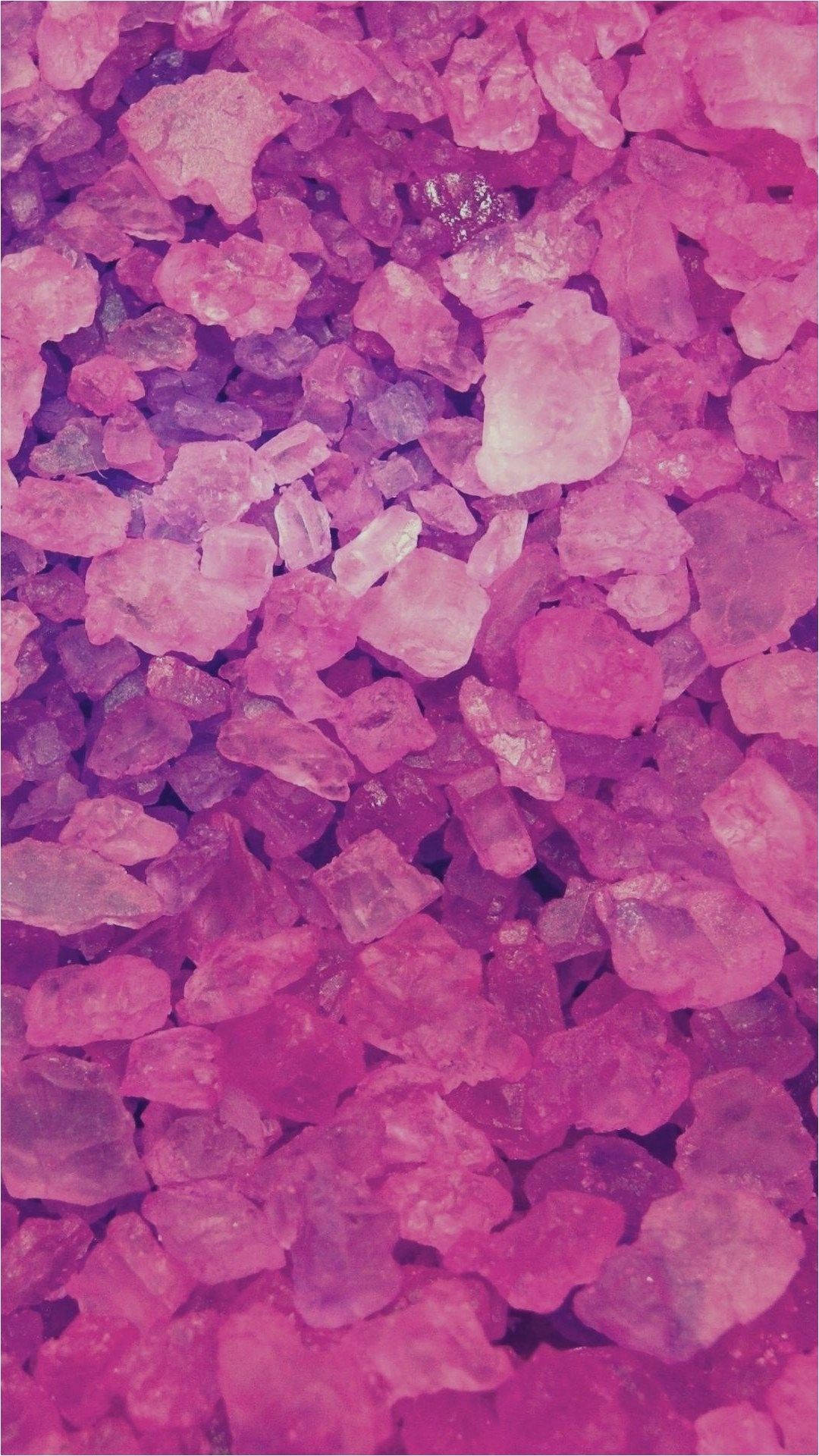 少女風 桌布 壁紙 — 鮮豔粉紅色結晶鹽粒的特寫，帶有半透明切面和柔和的高光。