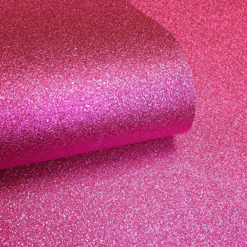 Hot Pink Glitter 桌布 壁紙 — 鮮豔粉紅閃粉壁紙的近距離特寫，邊緣捲起捕捉光線。