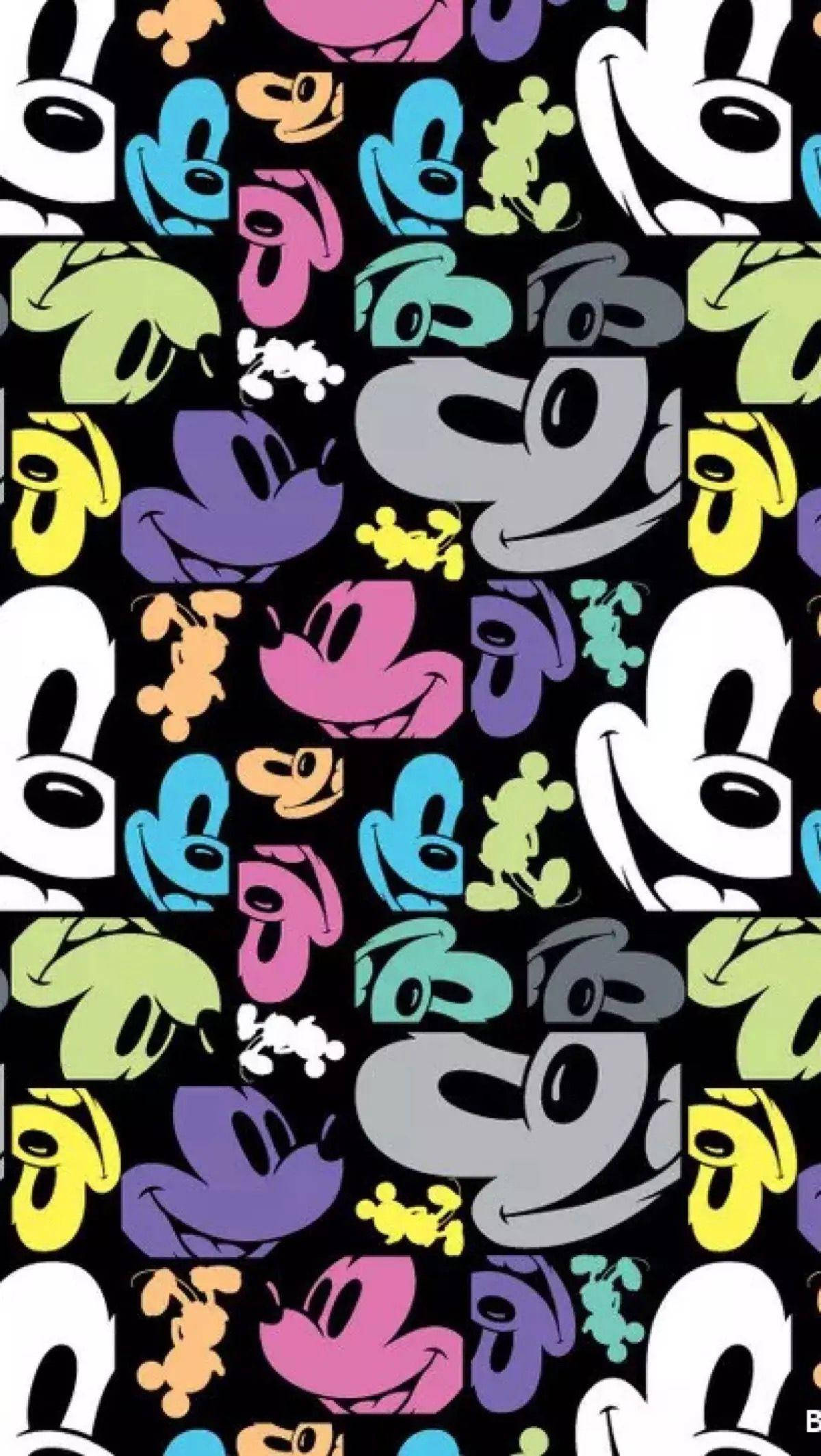 Mickey 桌布 壁紙 — 鮮豔重複的米奇老鼠頭像以鮮明色彩印在黑色背景上，營造出俏皮的復古壁紙。