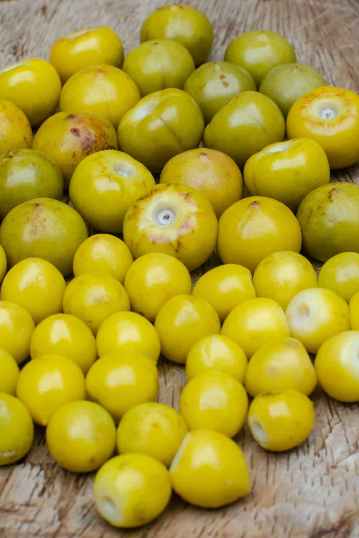 Fruits 桌布 壁紙 — 鮮豔黃綠色番茄散落在質樸木質表面上的特寫。
