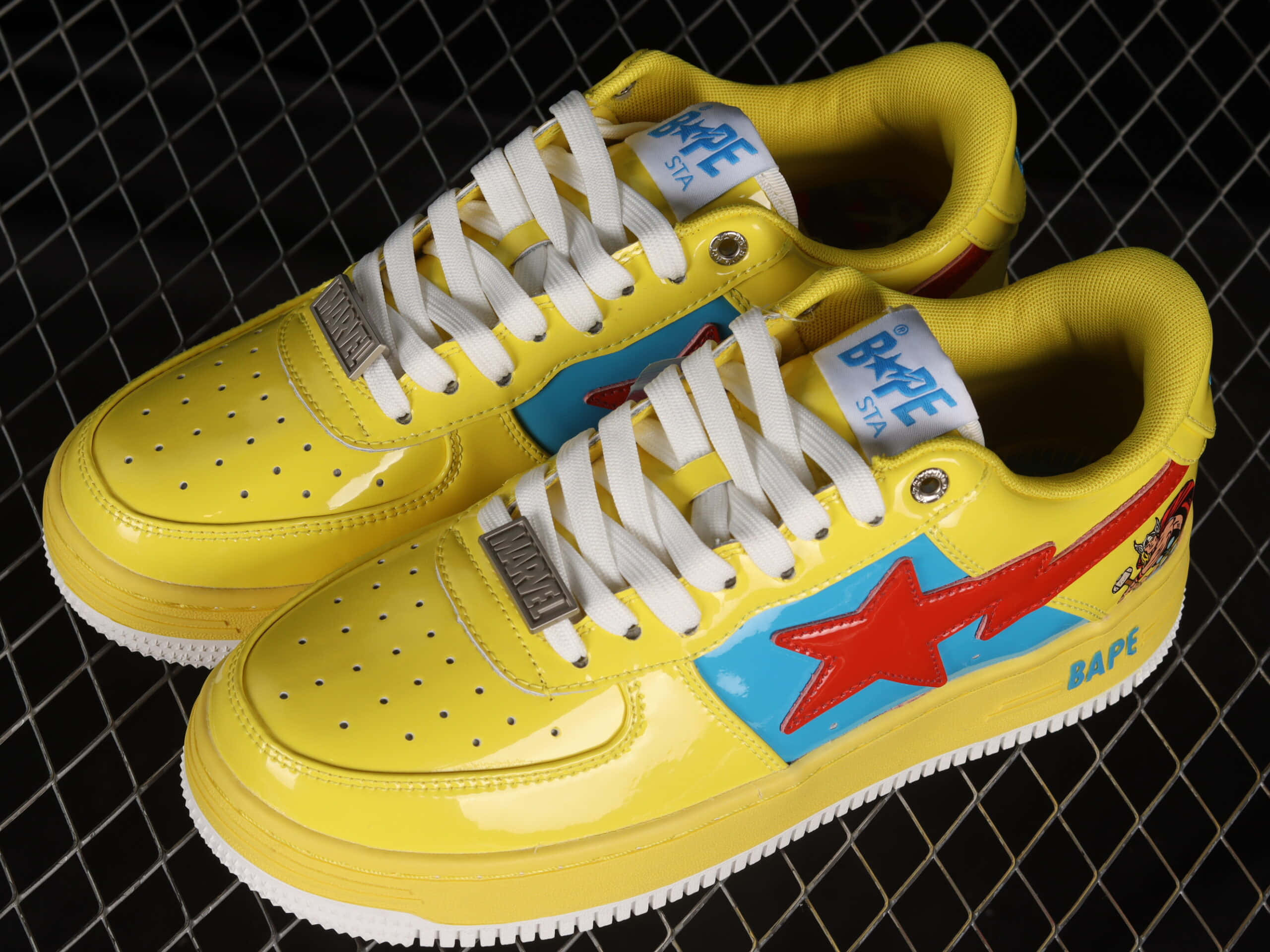 Bape 動態 桌布 壁紙 — 鮮黃色BAPE運動鞋帶有紅色星星和藍色點綴，放置在黑色鐵絲網背景上。