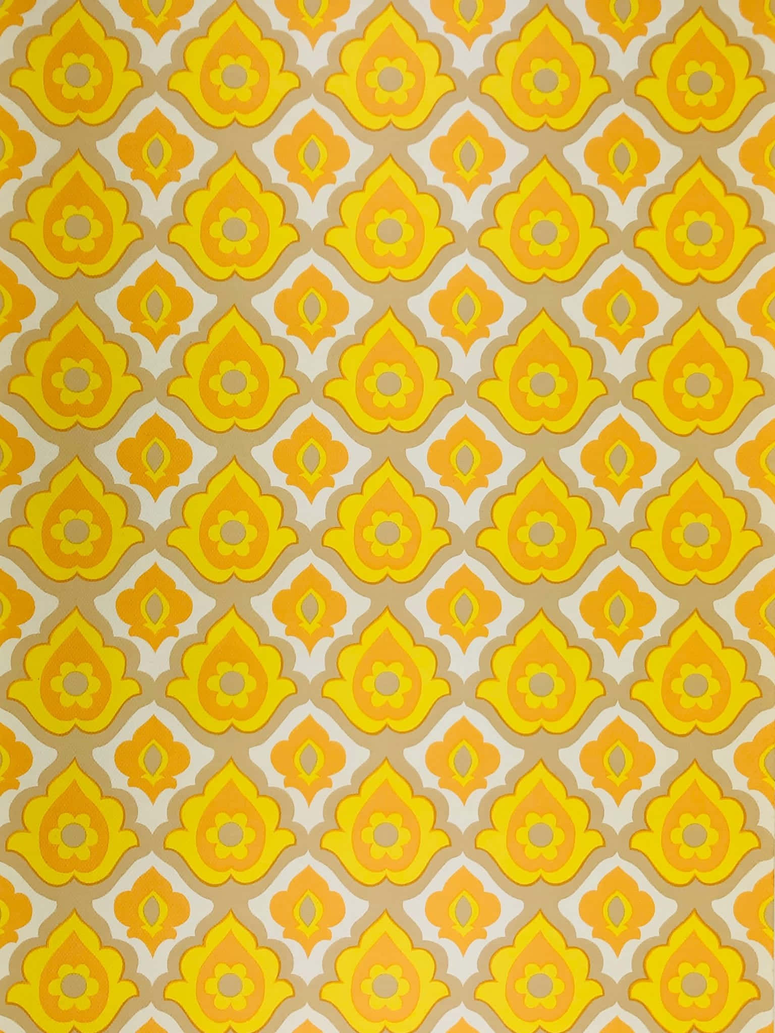 Yellow Geometric 桌布 壁紙 — 鮮黃色和米色的花卉圖案在無縫壁紙設計中以幾何圖案重複出現。