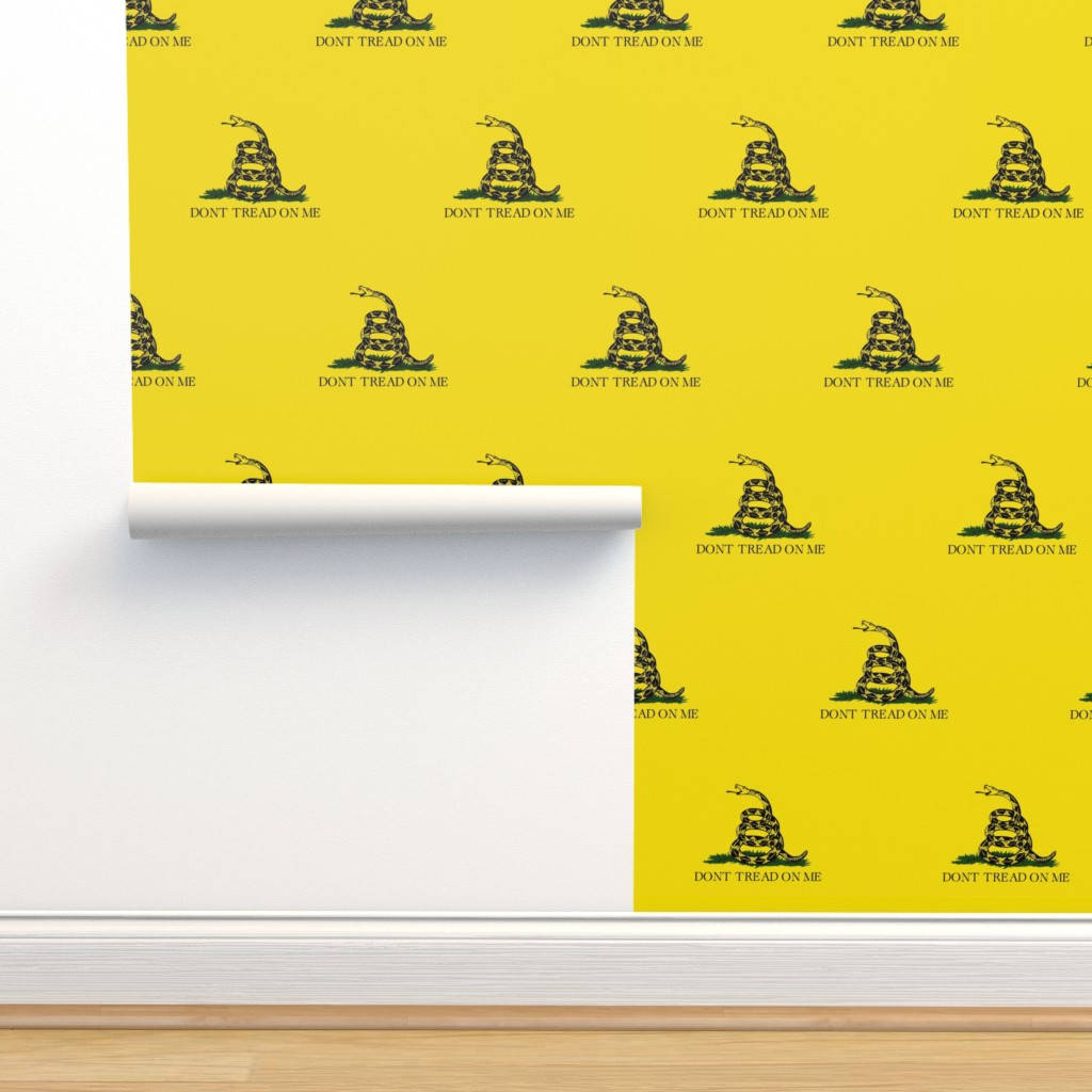 Gadsden Flag 桌布 壁紙 — 鮮黃色壁紙，重複的盤繞響尾蛇和「DONT TREAD ON ME」文字卷部分剝落，貼在白色牆上。