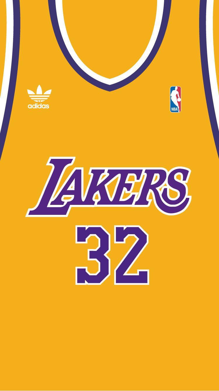 Magic Johnson 桌布 壁紙 — 鮮黃色湖人隊球衣近距離特寫，帶有紫色32號碼和Adidas標誌。