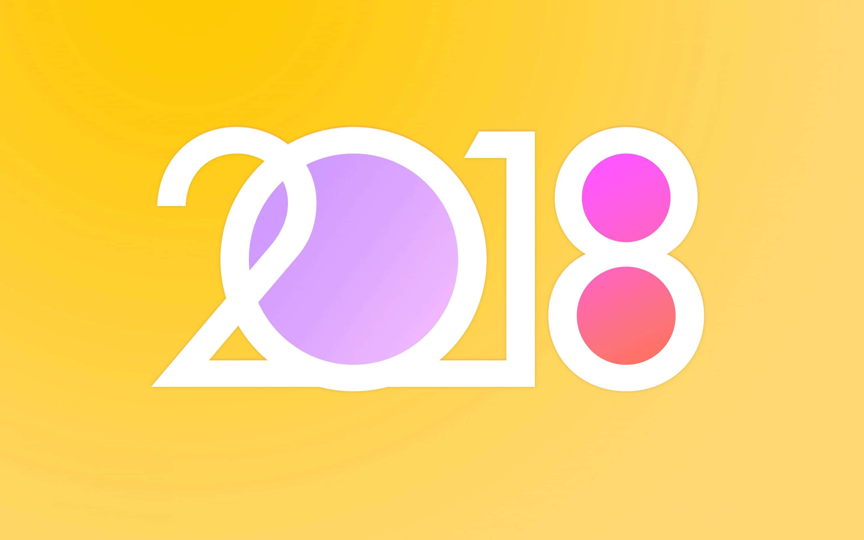 2018 桌布 壁紙 — 鮮黃色漸變背景上，帶有紫色和粉紅色圓圈的粗體白色「2018」。
