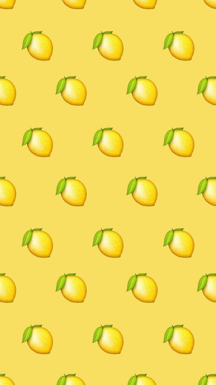Yellow 桌布 壁紙 — 鮮黃色的檸檬和綠葉在陽光黃色背景上以歡快的網格重複。