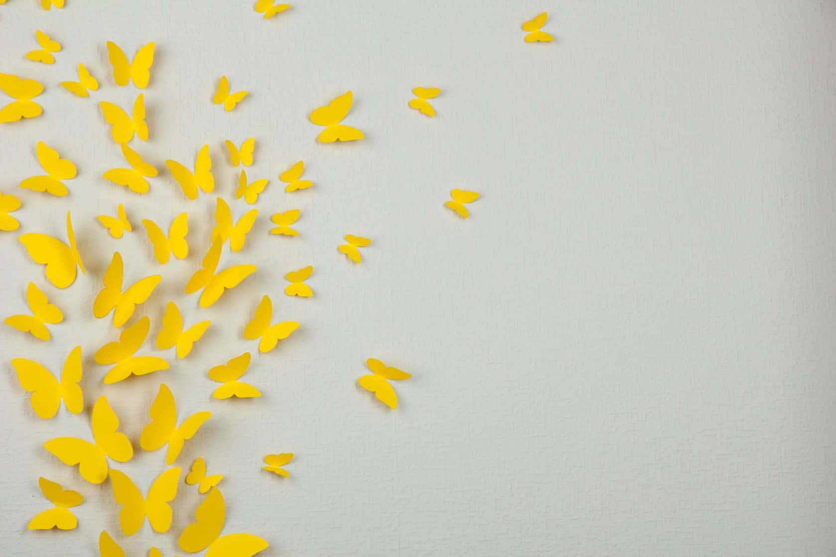 Gray And Yellow 桌布 壁紙 — 鮮黃色紙蝴蝶聚集在帶紋理的米白色牆壁上，營造出歡快的裝飾圖案。