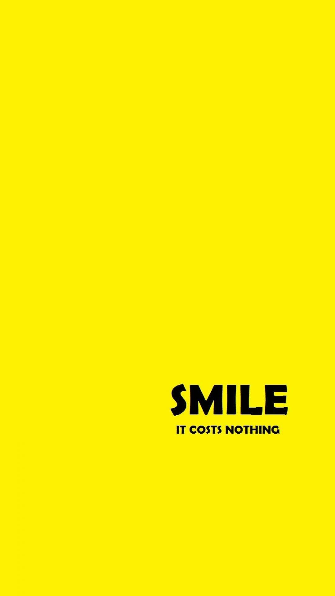 Smile 桌布 壁紙 — 鮮黃色背景上，粗體黑色文字寫著微笑是免費的。