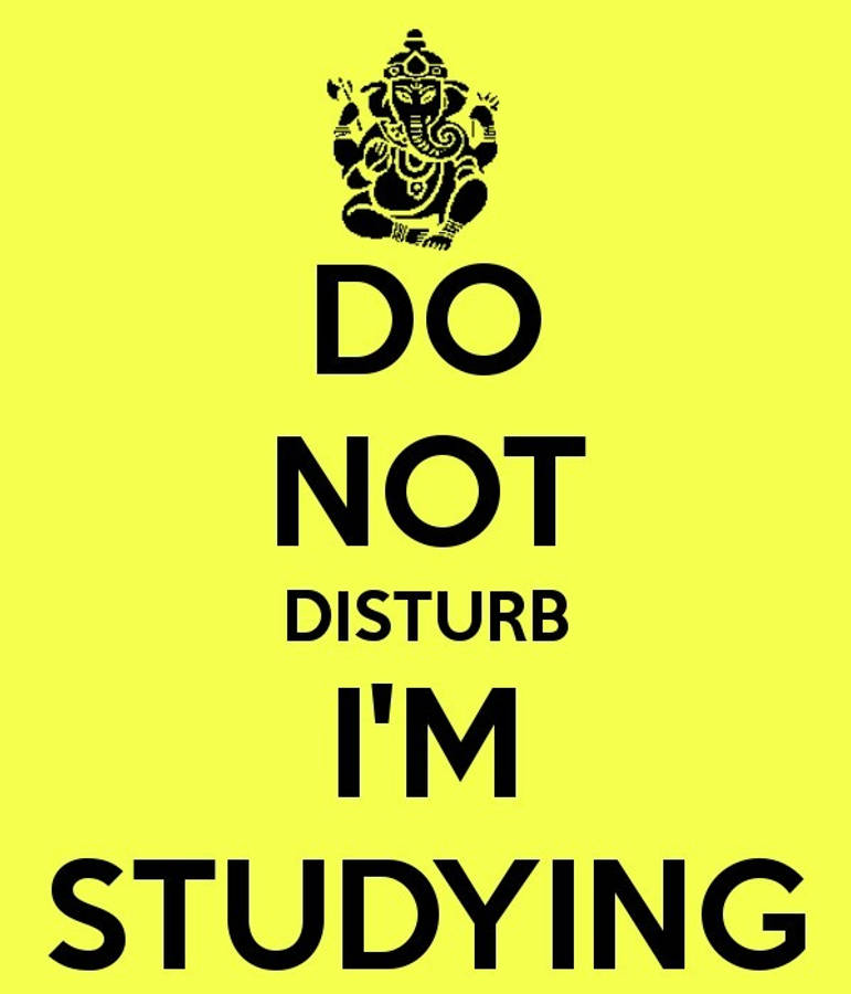 Do Not Disturb 桌布 壁紙 — 鮮黃色背景上粗體黑色文字寫著「請勿打擾，我正在學習」，頂部有一個黑色象頭神剪影。