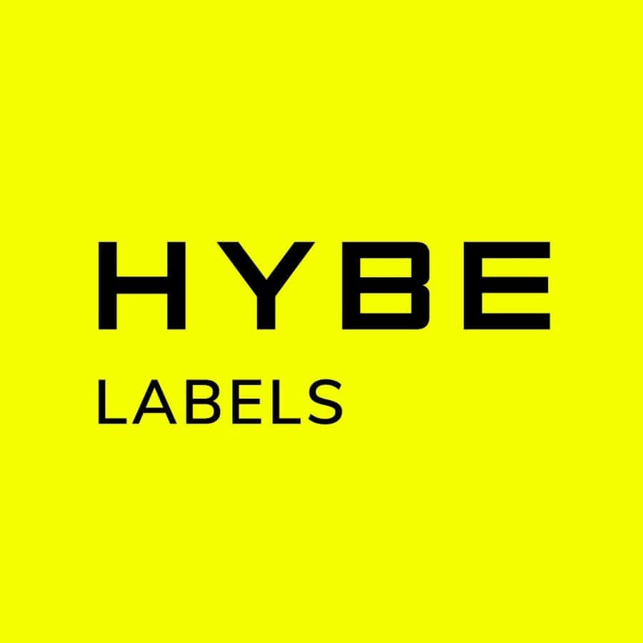 Big Hit Entertainment 桌布 壁紙 — 鮮黃色背景中央有粗體黑色文字寫著 HYBE LABELS。