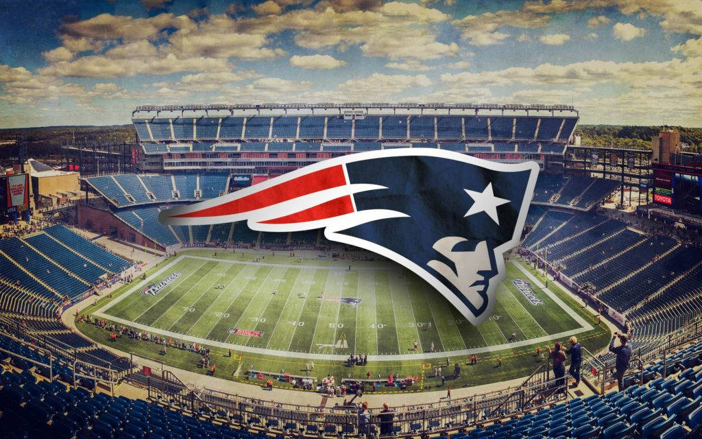 Patriots Logo 桌布 壁紙 — 鳥瞰一個足球場，新英格蘭愛國者隊標誌突出地覆蓋在陰天下的綠色場地上。