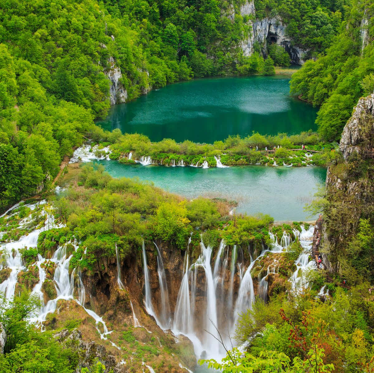 Croatia 桌布 壁紙 — 鳥瞰圖：瀑布層層疊疊，傾瀉入翠綠湖泊，四周環繞著茂密森林和岩石峭壁。