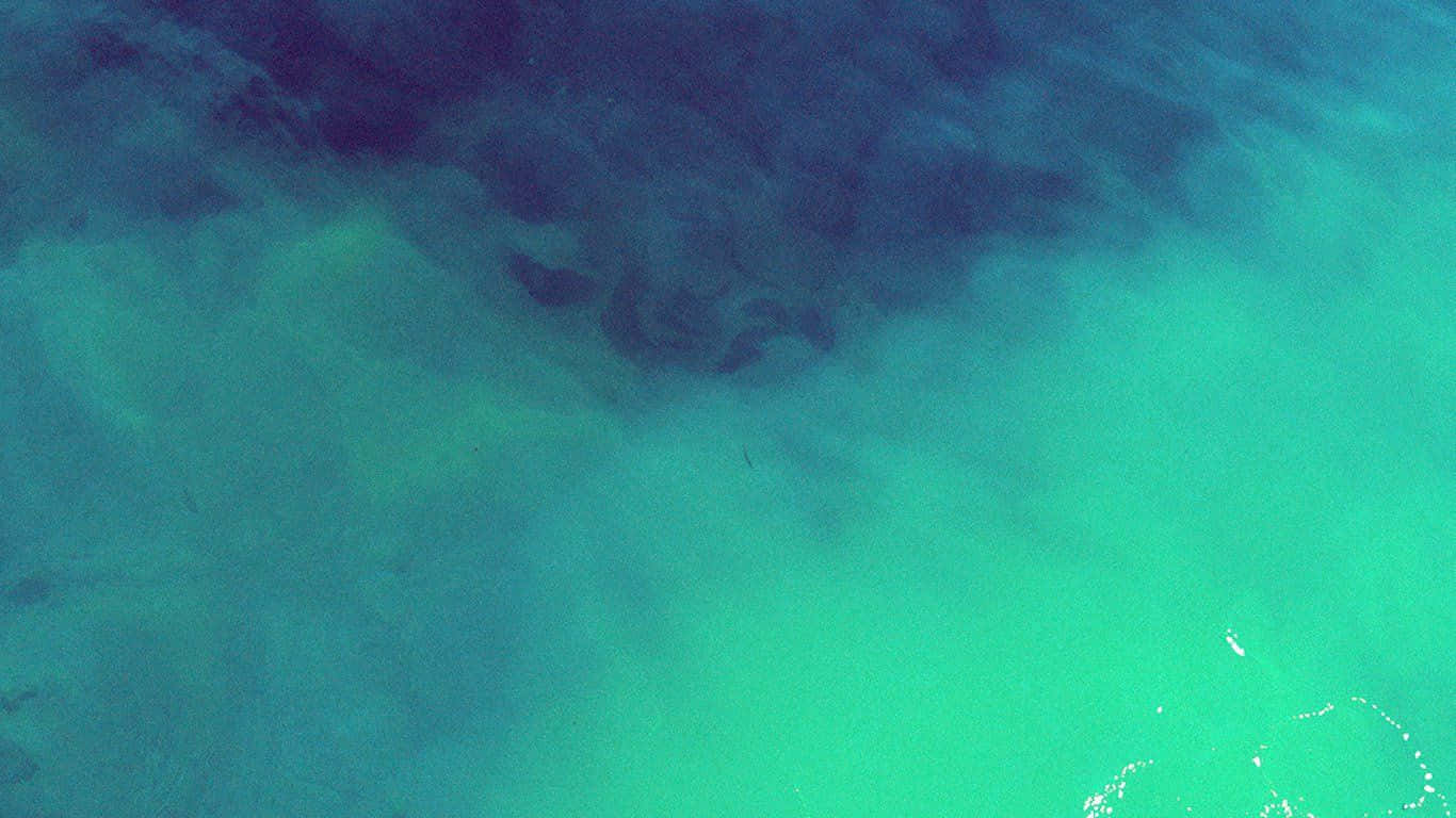 桌布 壁紙 — 鳥瞰圖：碧綠海水顯露沙質海床及深色水下地貌。