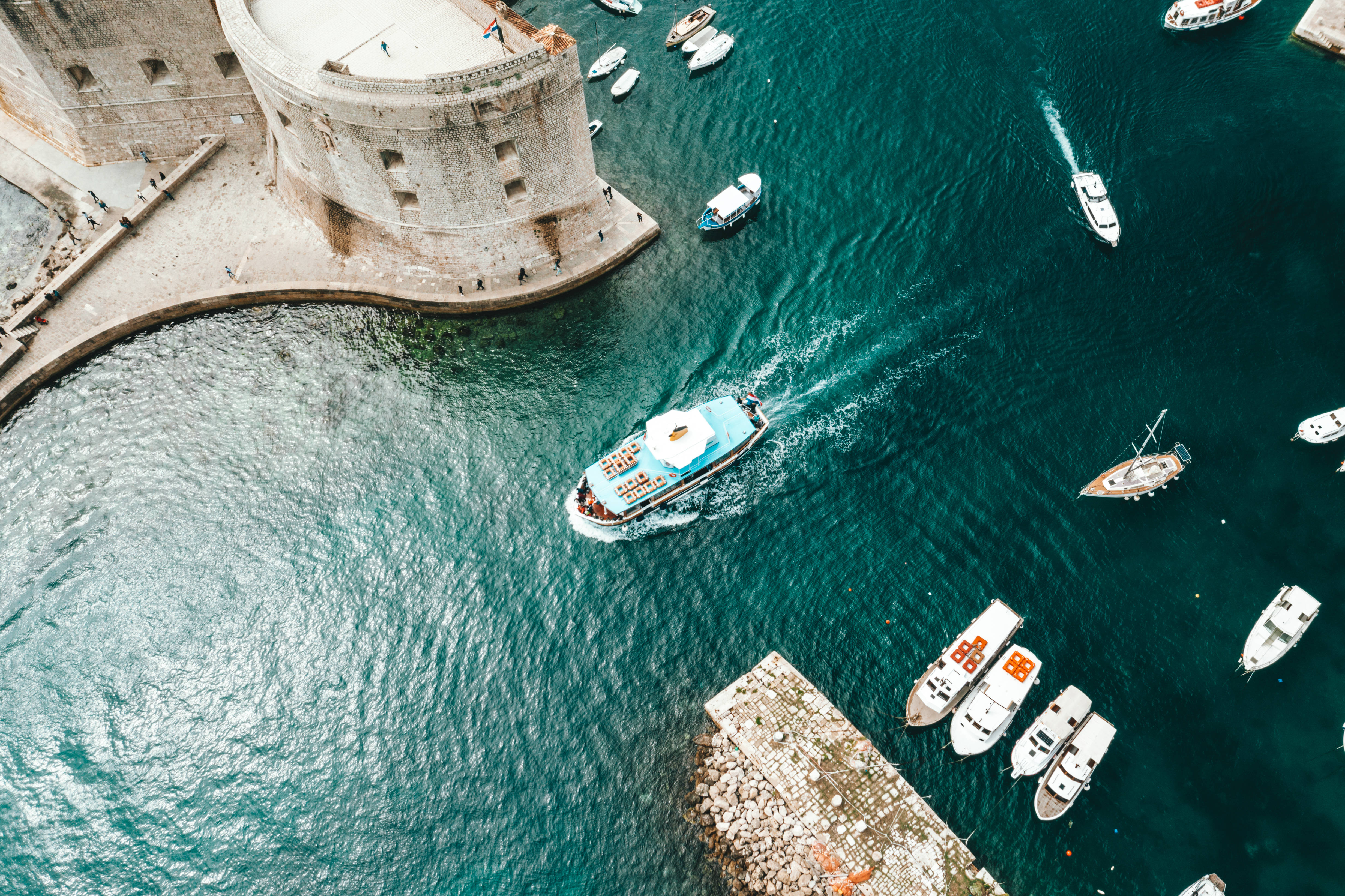 Croatia 桌布 壁紙 — 鳥瞰圖：碧綠港灣，船隻在古老石堡和碼頭附近航行。