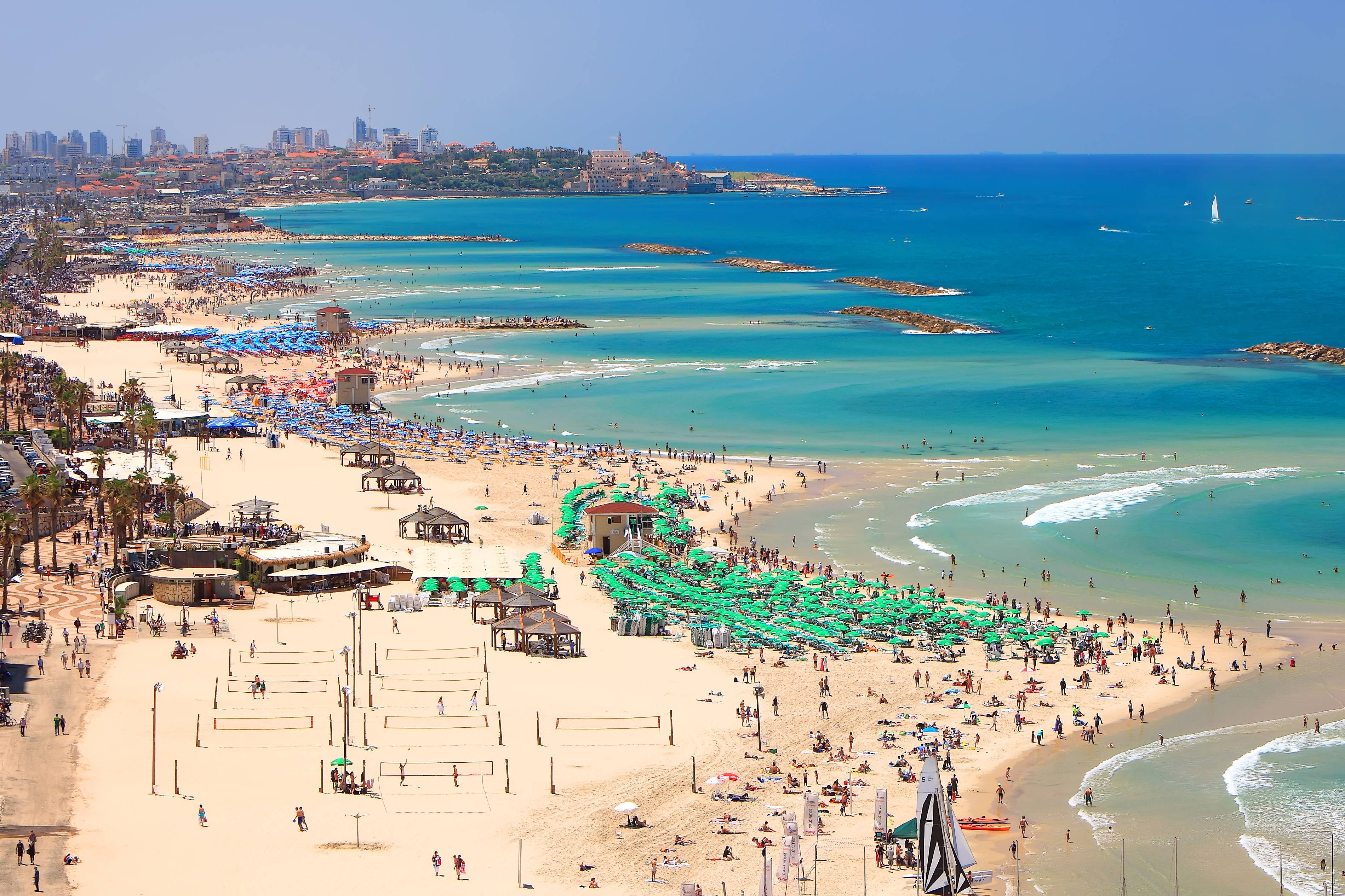 Israel 桌布 壁紙 — 鳥瞰圖：繁忙沙灘、碧綠海水、城市天際線，在明亮藍天下。