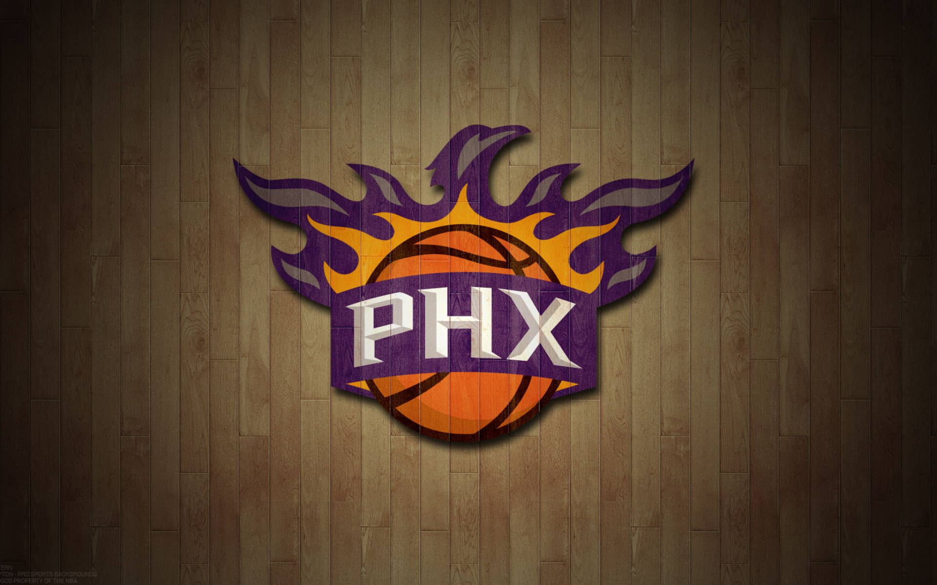 Phoenix Suns 桌布 壁紙 — 鳳凰城太陽隊標誌，帶有火焰翅膀和籃球，以木質球場背景為中心。