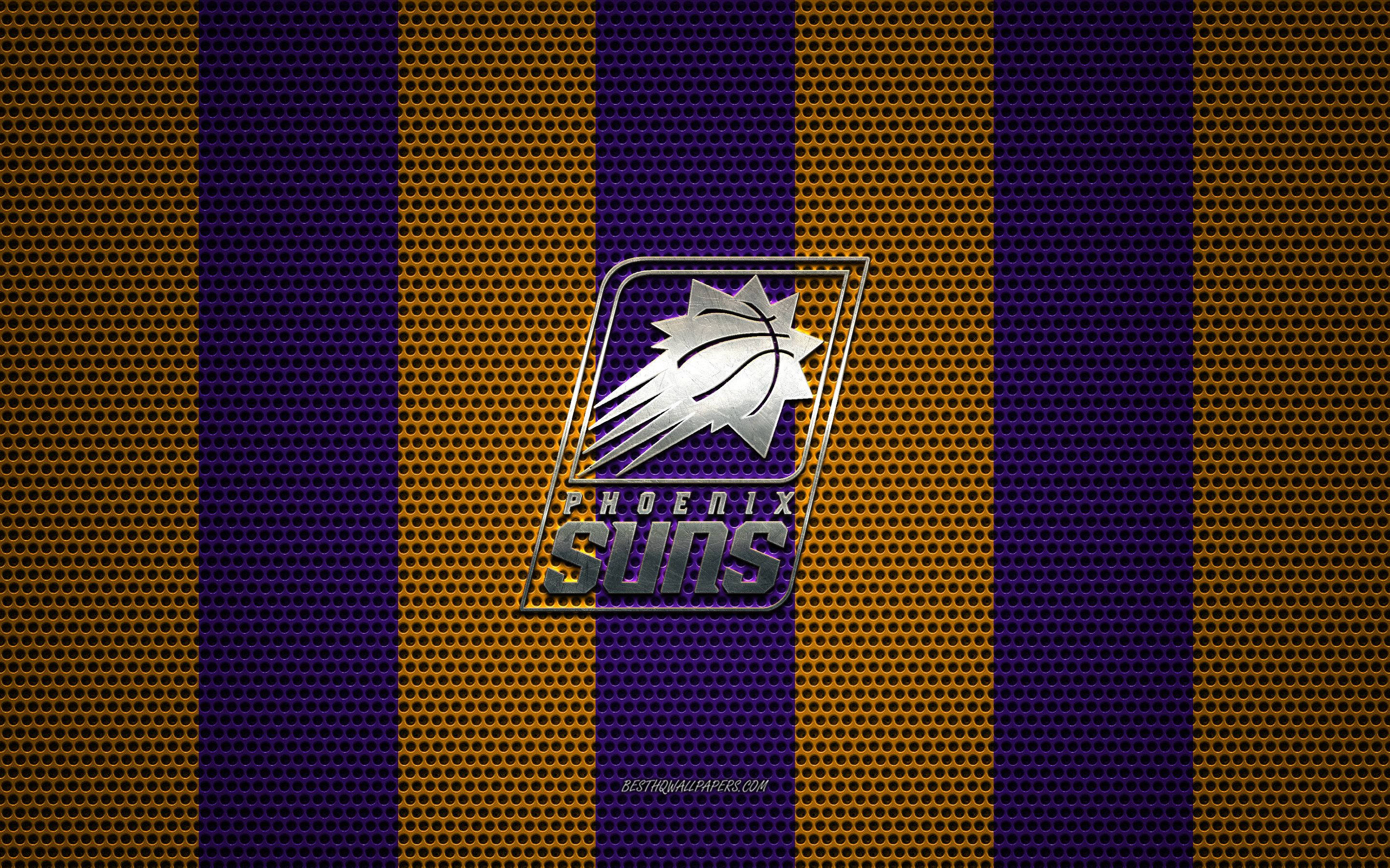 Suns 桌布 壁紙 — 鳳凰城太陽隊標誌在紫色和金色交替的穿孔條紋上閃耀金屬光澤。
