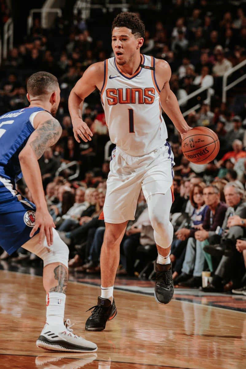 桌布 壁紙 — 鳳凰城太陽隊球員在激烈的NBA比賽中運球，同時被快艇隊球員防守。