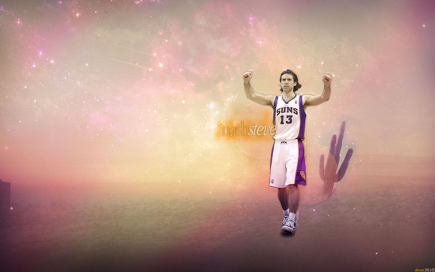 NBA 桌布 壁紙 — 鳳凰城太陽隊球衣的籃球運動員 Steve Nash 在宇宙星雲背景中，仙人掌剪影襯托下，勝利地舉起拳頭。