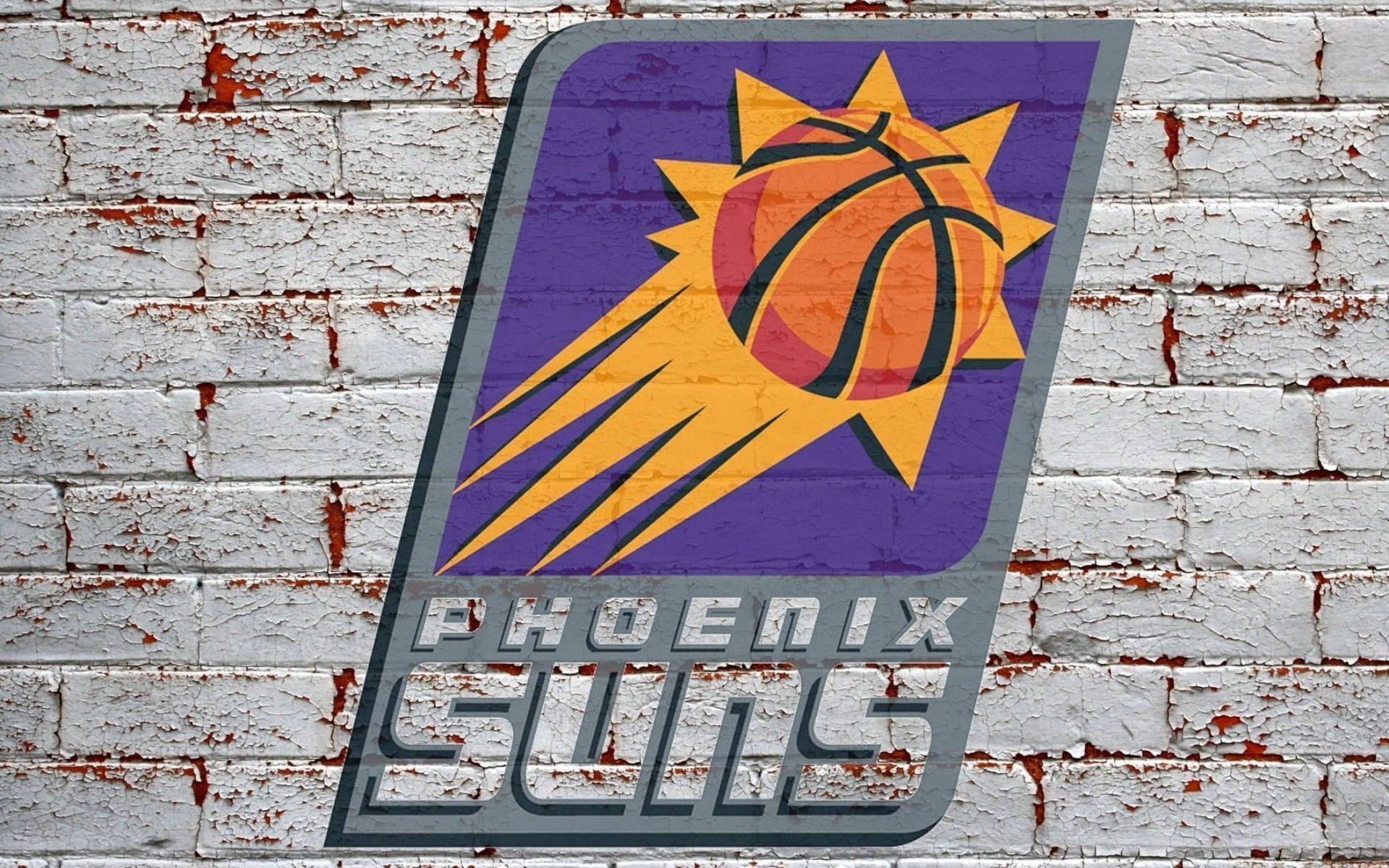 Suns 桌布 壁紙 — 鳳凰城太陽隊籃球標誌塗在風化的白色磚牆上，油漆剝落，有鏽跡。