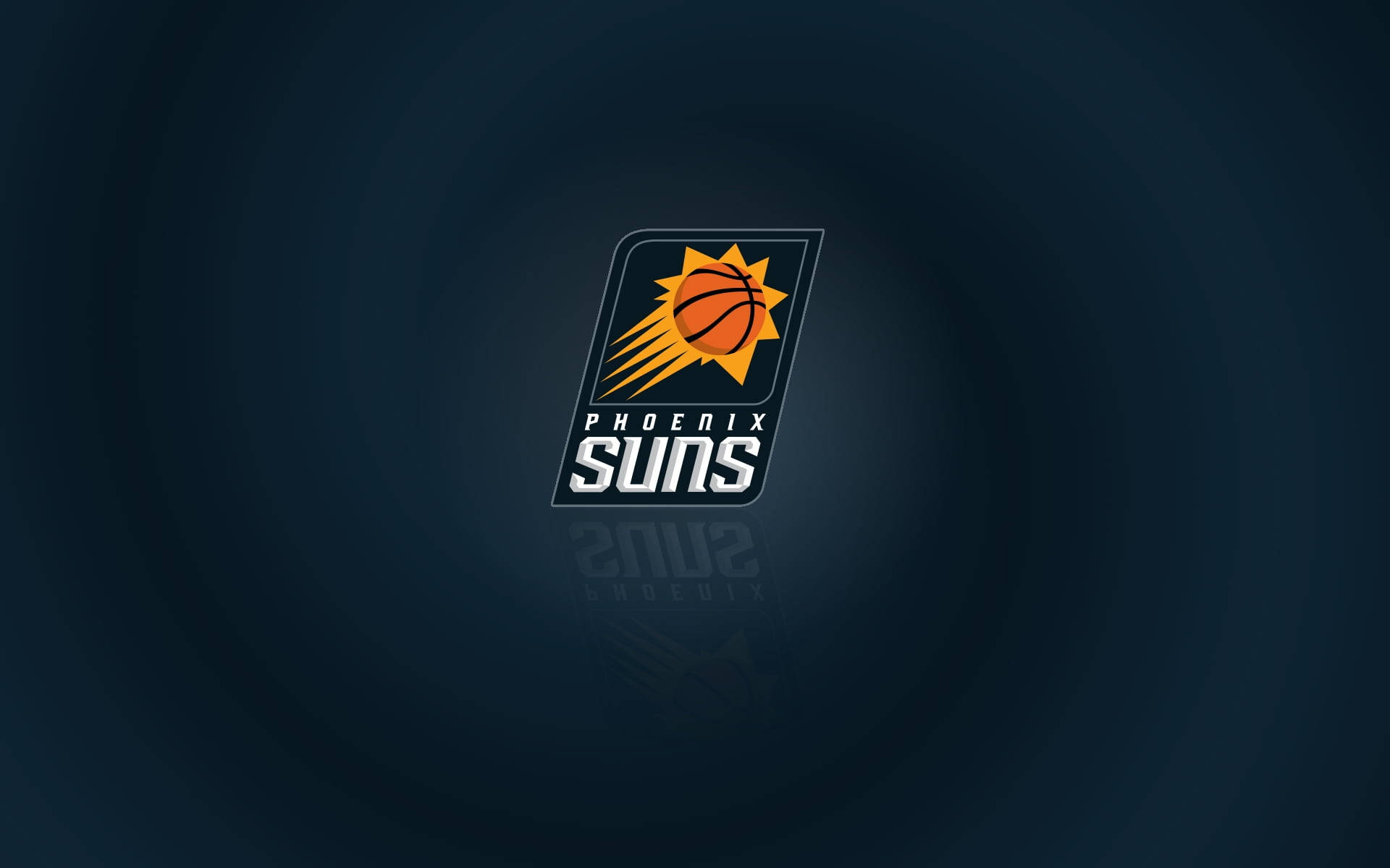 Suns 桌布 壁紙 — 鳳凰城太陽隊籃球標誌居中於深藍色漸變背景上，帶有微妙的徑向模糊和下方模糊的鏡像反射。