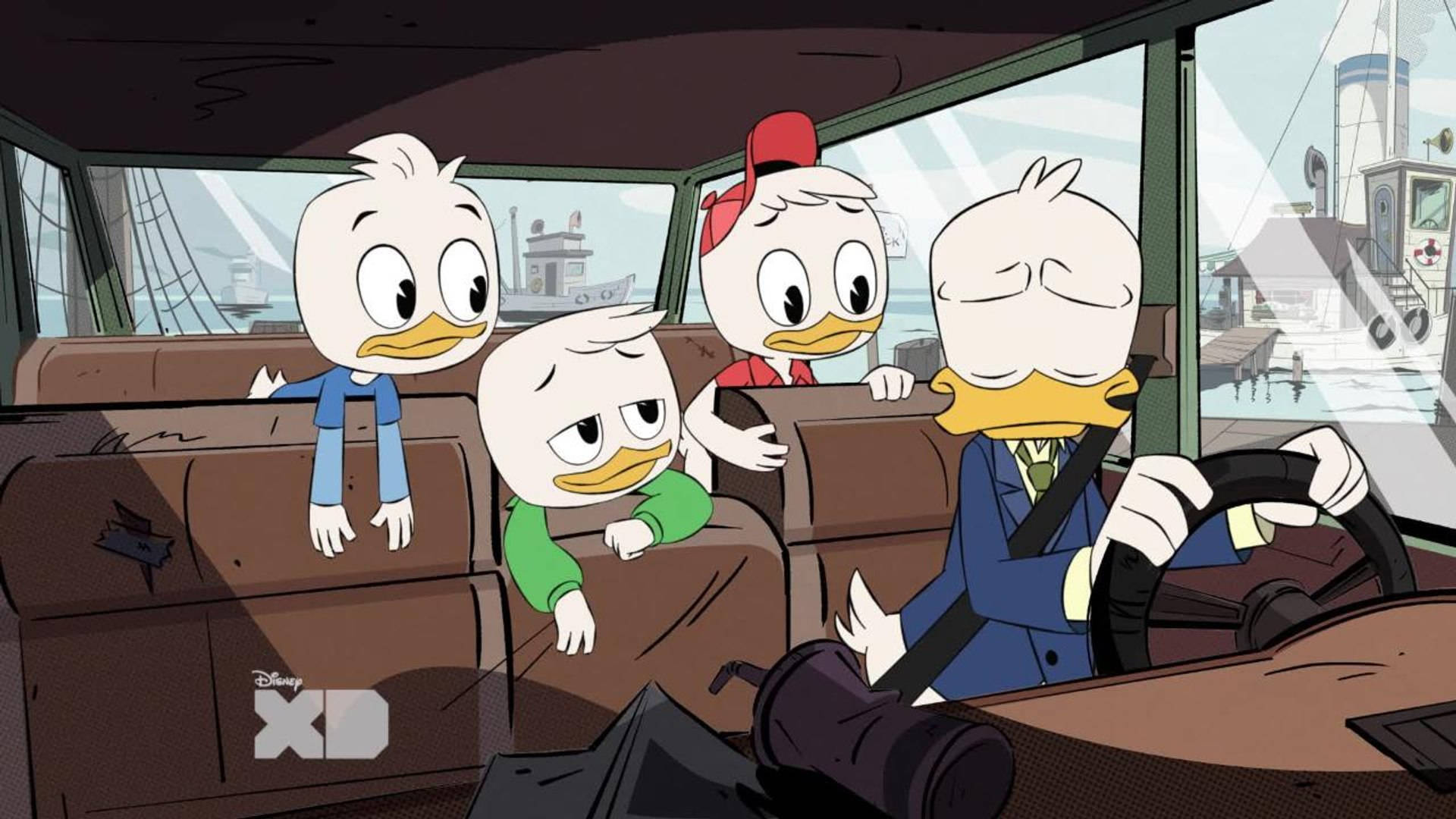 唐老鴨俱樂部 桌布 壁紙 — 鴨子家庭在老爺車裡，爸爸開車，孩子們看起來無聊或興奮。