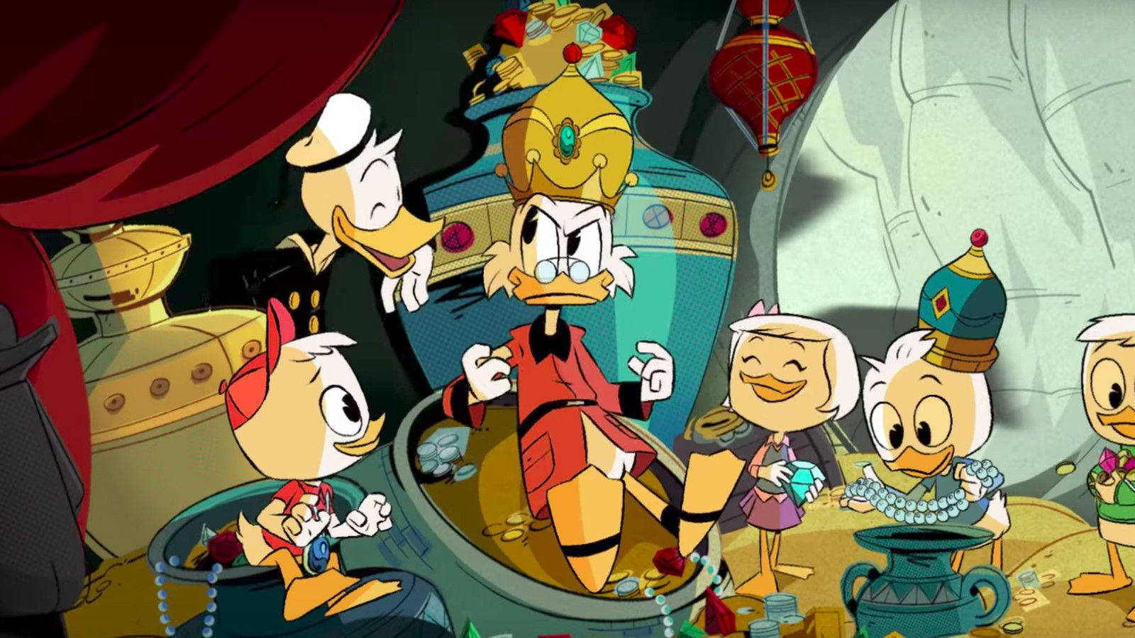 Ducktales 桌布 壁紙 — 鴨子家族以動畫卡通風格呈現，身處一個昏暗的洞穴中，周圍環繞著寶藏和紅色燈籠。