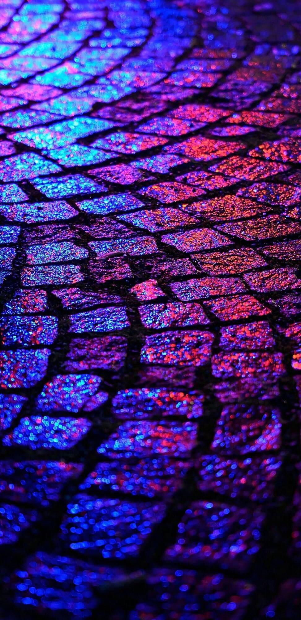 OLED 桌布 壁紙 — 鵝卵石小徑的特寫，散發著電光藍和火熱粉紅色的霓虹燈光。